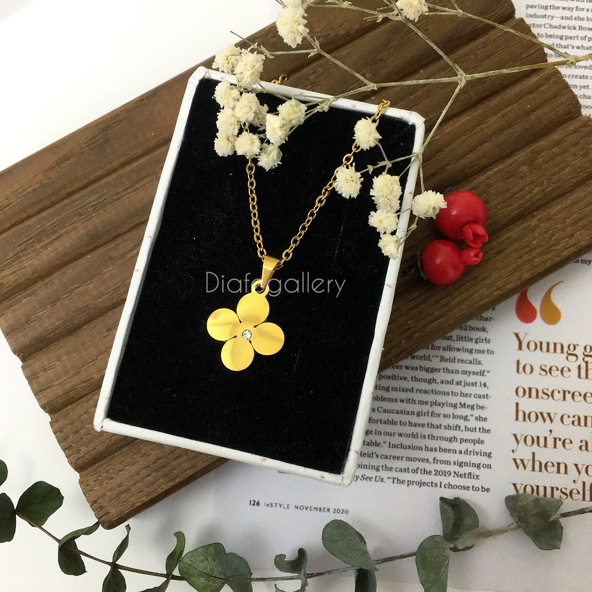 گردنبند مدل گل و شکوفه تک نگین با زنجیر  و پلاک جنس استیل رنگ ثابت 