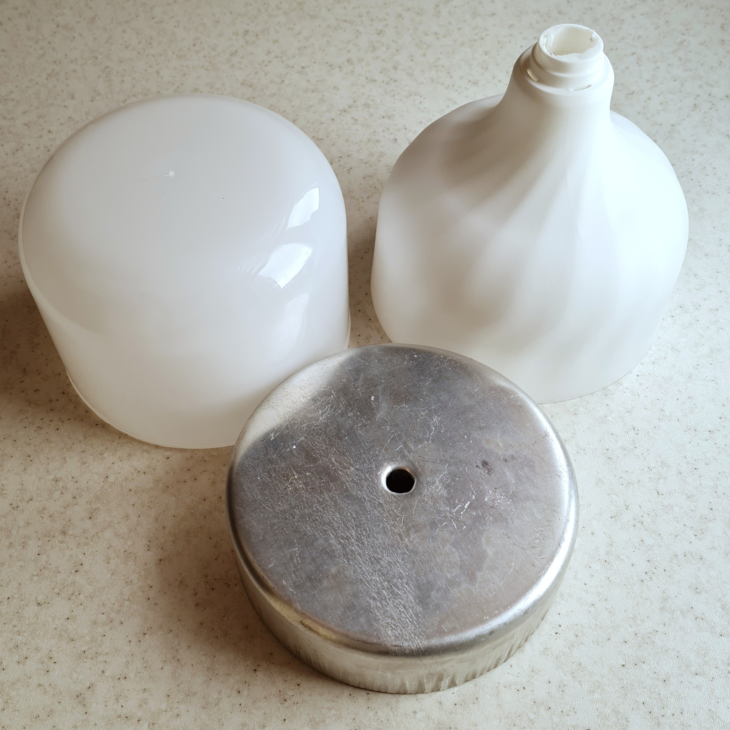 بدنه لامپ 60 وات ال ای دی به همراه هیتسینگ  بدون سرپیچ e27