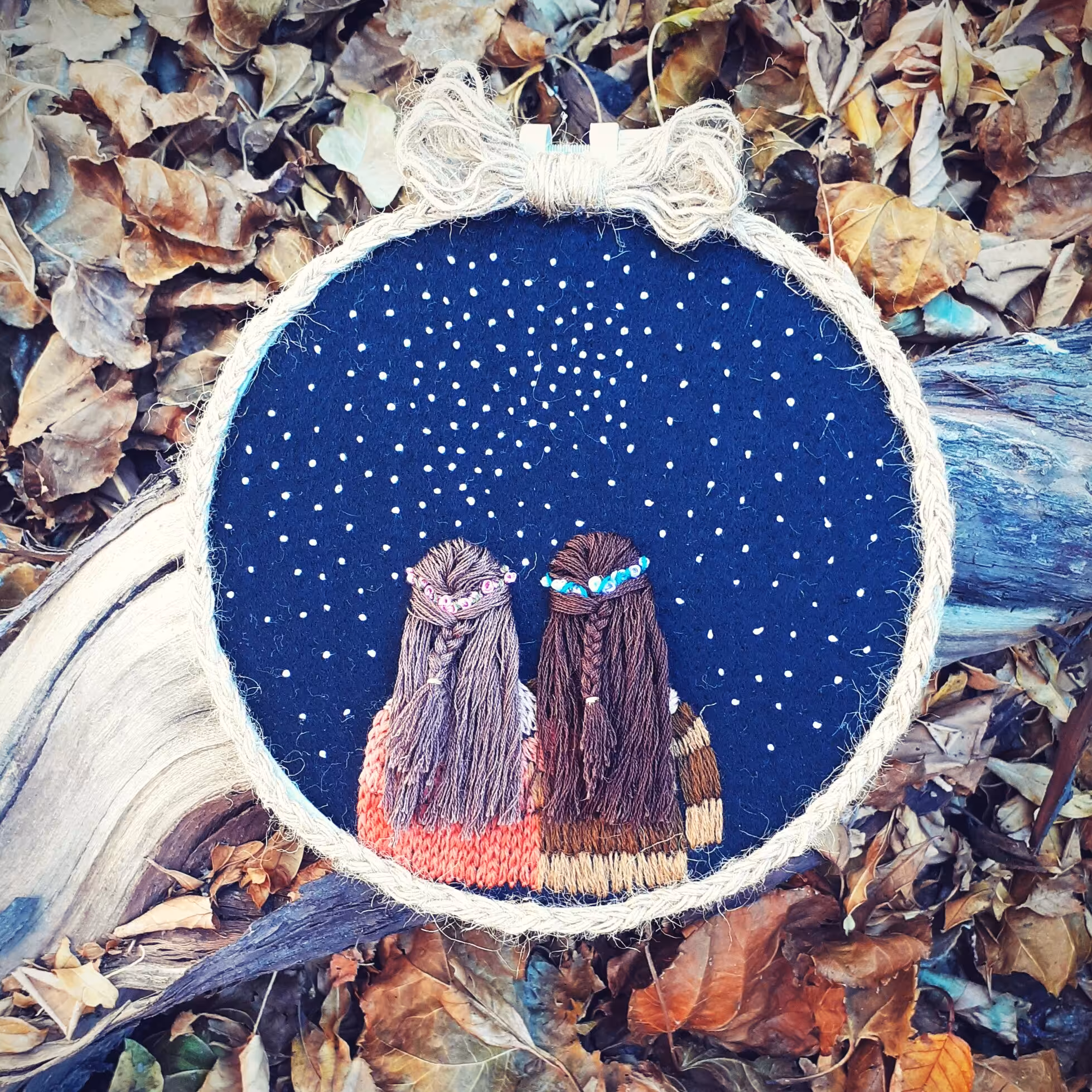 قاب گلدوزی دوستانه 10