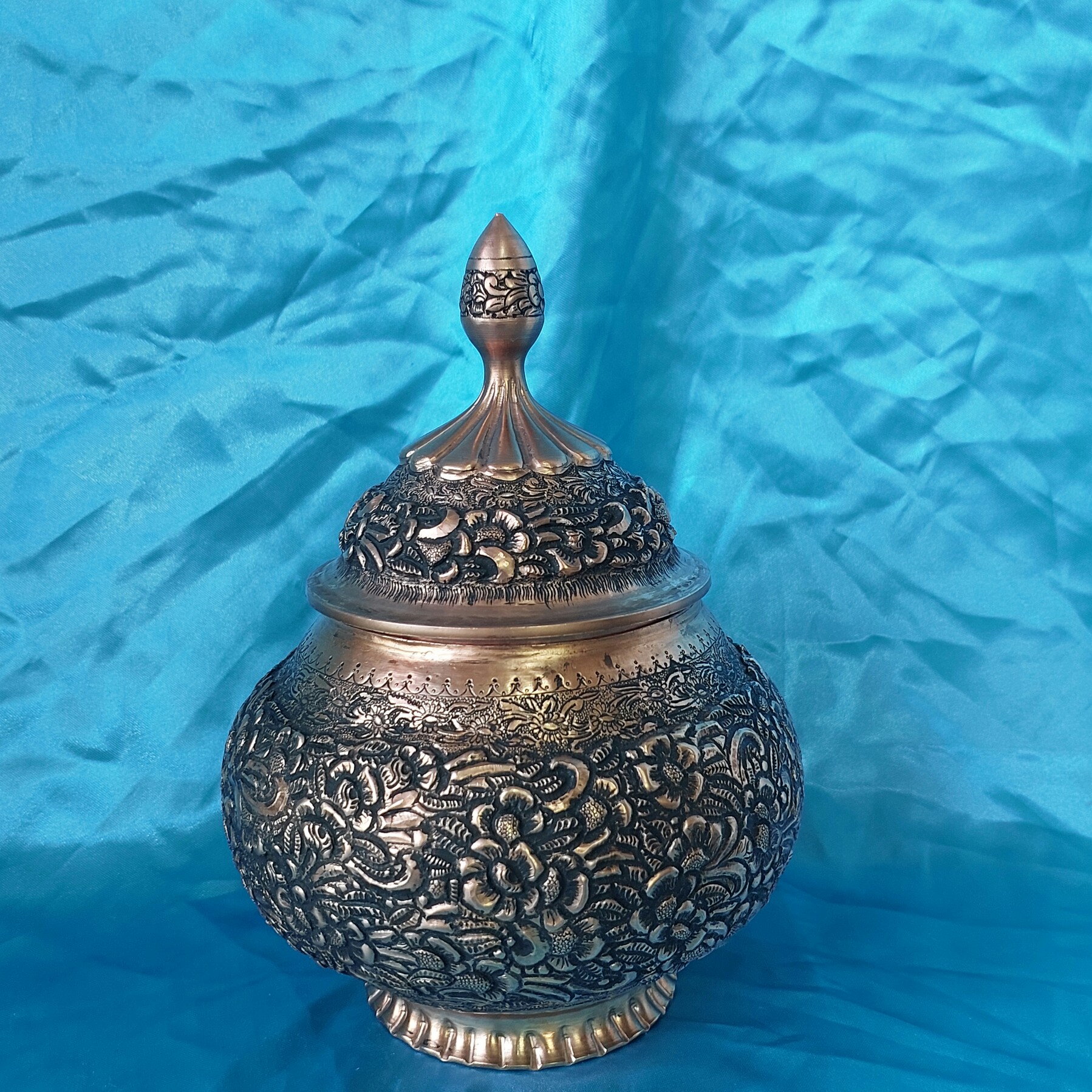 گز خوری قلمزنی پایه کوتاه مسی قلم برجسته و ریزه ارتفاع 22 سانتی متر مناسب پذیرایی ودگور