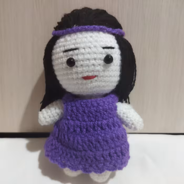 عروسک بافتنی دختر هپلی (آویز کیف) قلاب بافی (دست بافت)