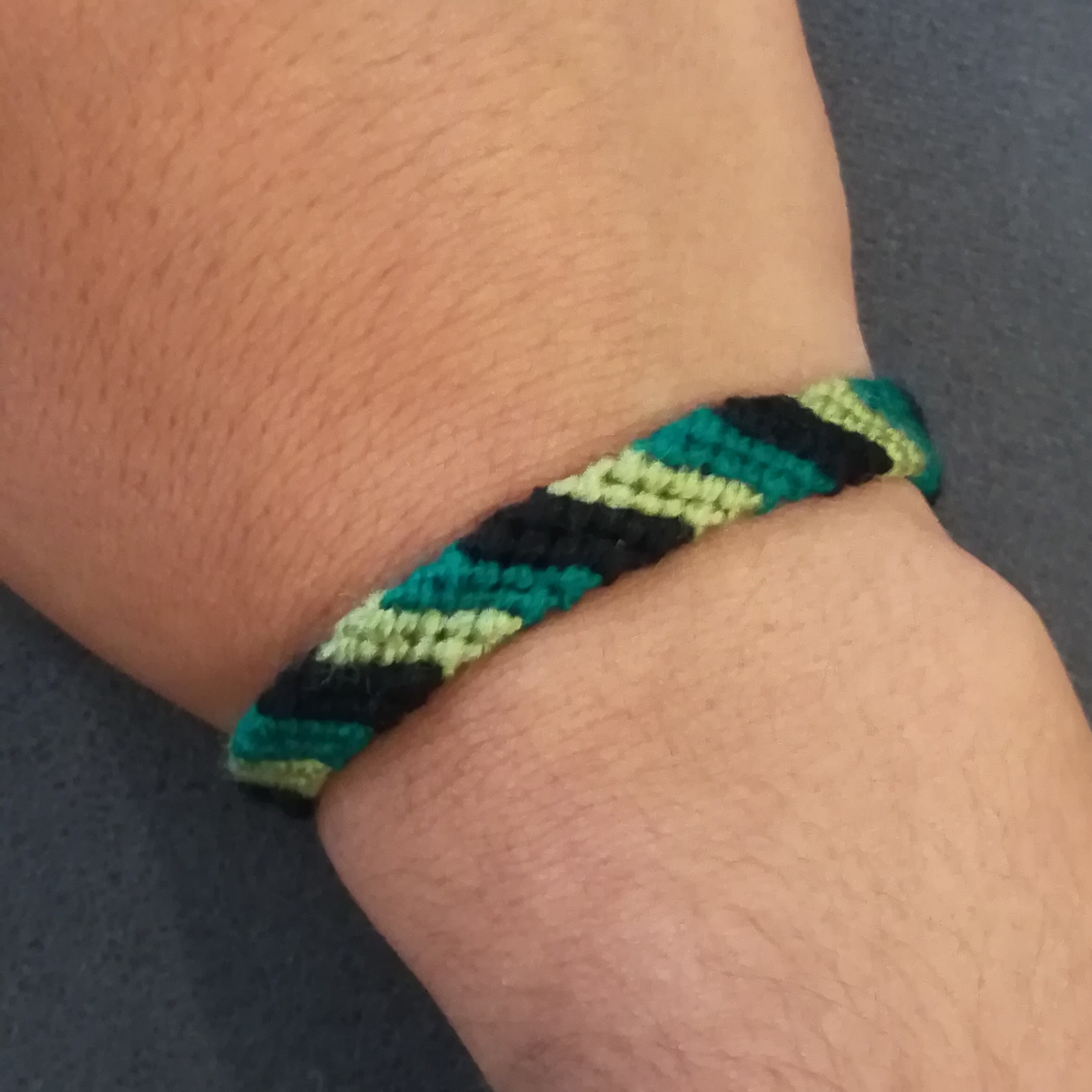دستبند دوستی بافتنی طرح موربی تم سبز 