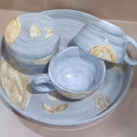 سرویس چای خوری دو نفره ،سرامیک دست ساز نام کالکشن گلوریا ،فروش به صورت تک و عمده ،شامل دو فنجان ،قندان ،سینی  ،طوسی رنگ