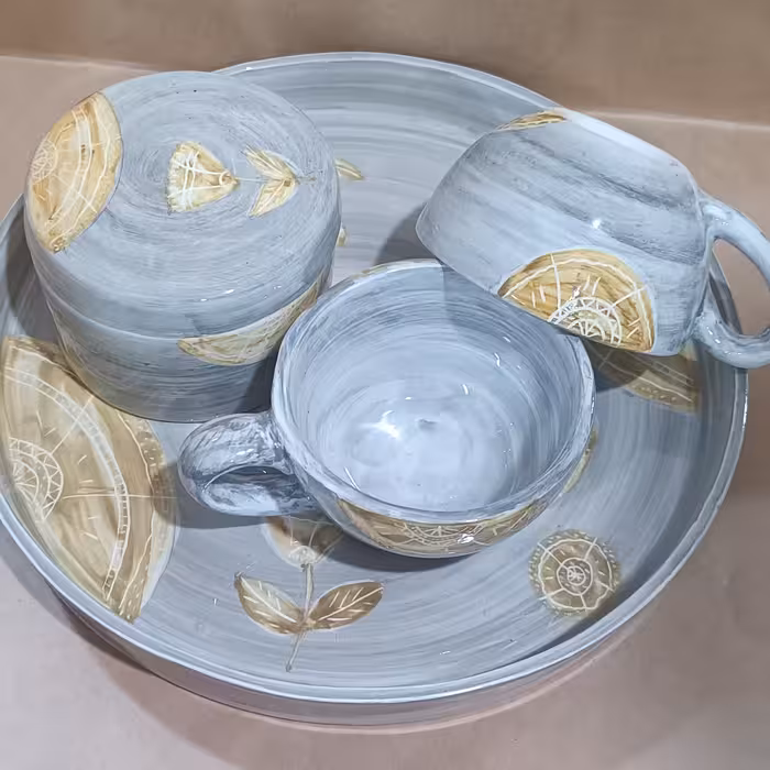 سرویس چای خوری دو نفره ،سرامیک دست ساز نام کالکشن گلوریا ،فروش به صورت تک و عمده ،شامل دو فنجان ،قندان ،سینی  ،طوسی رنگ