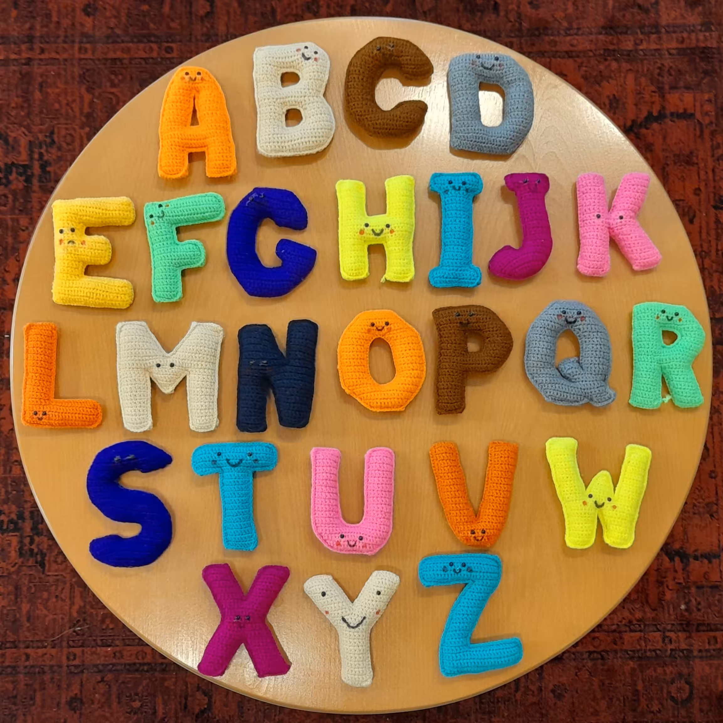 حروف الفبای انگلیسی ، حروف بزرگ ، بافتنی ، در رنگهای متنوع (هر عدد)