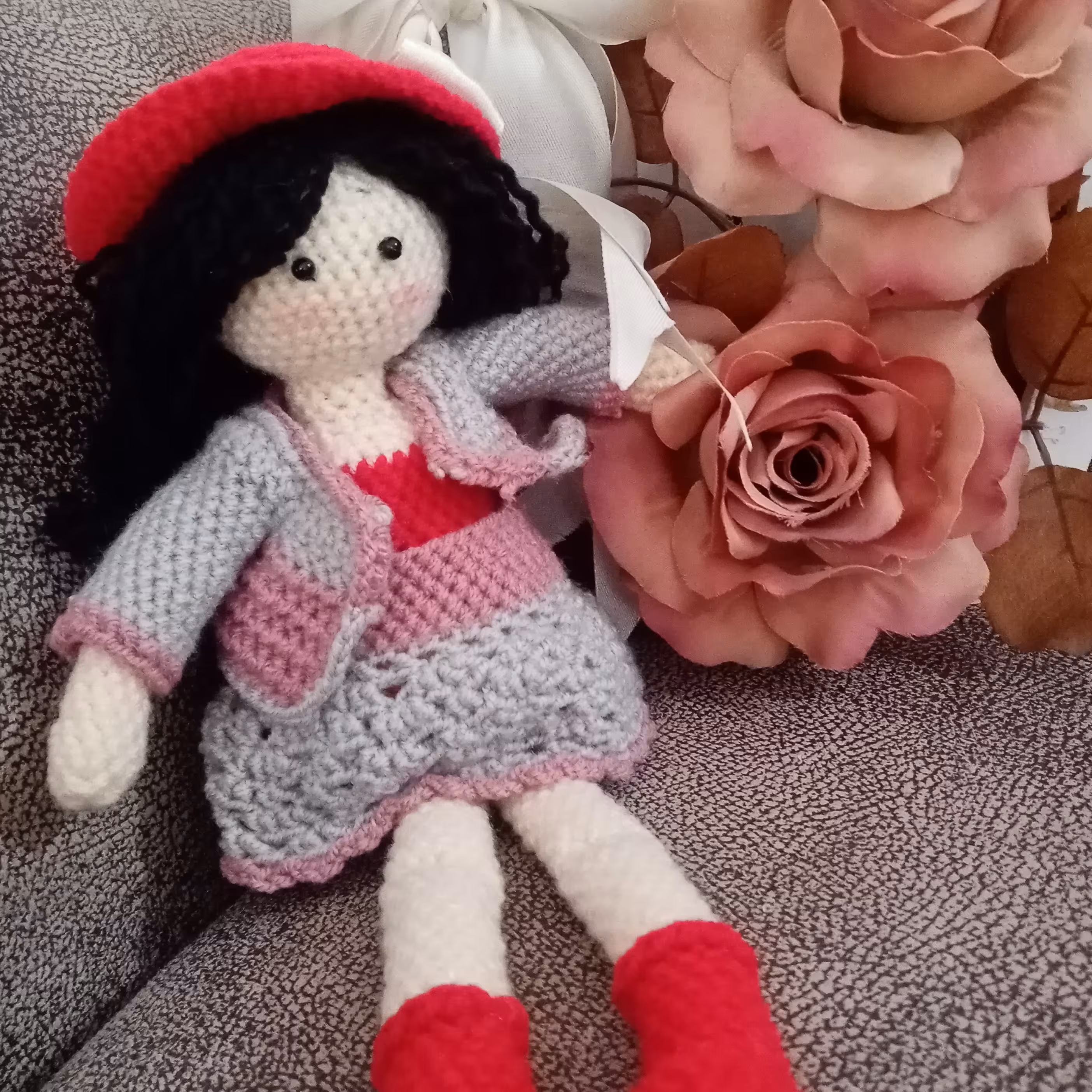 عروسک بافتنی دختر باکلاس(اندازه 20 سانت) 