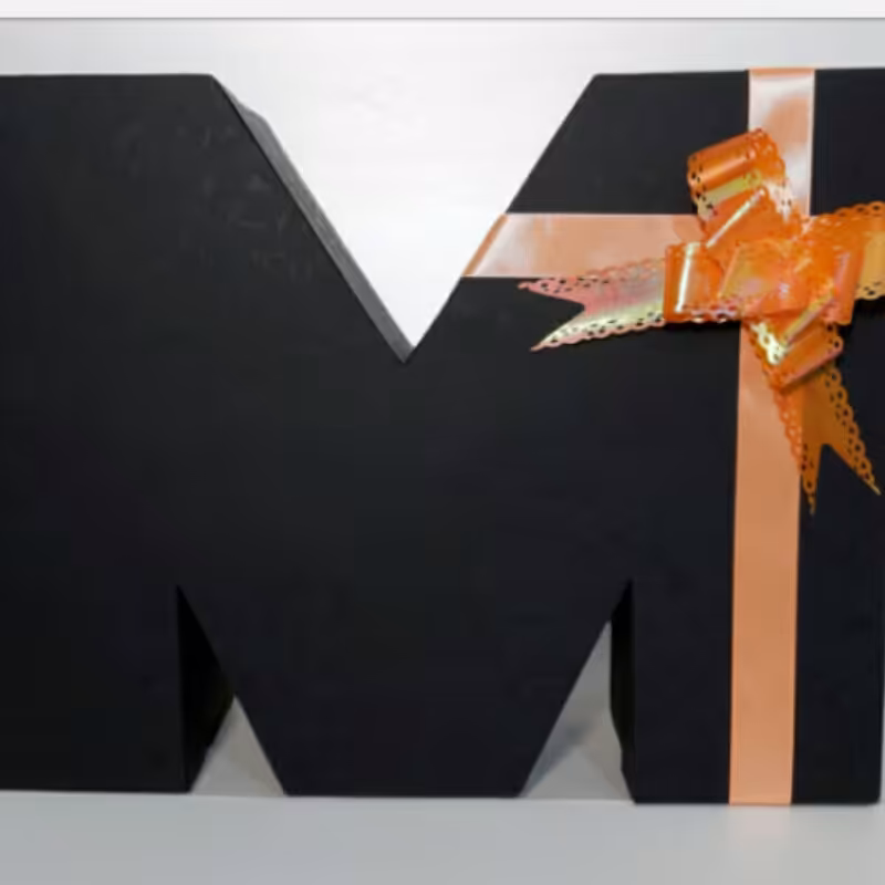 باکس هدیه حروف انگلیسی .انتخاب حروف به دلخواه شما رنگبندی جعبه و ربان به دلخواه ارتفاع باکس 30 سانت