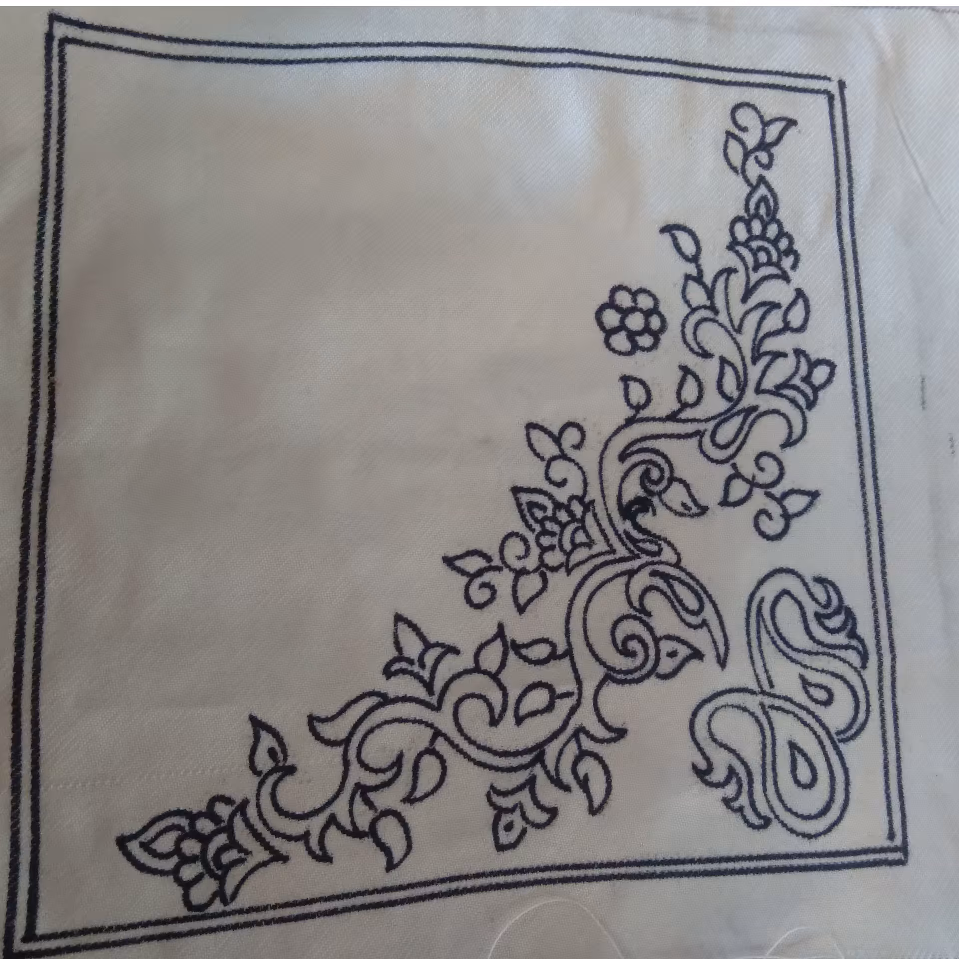 تو بوفه ای به همراه نخ سنتی و سوزن