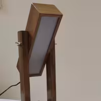 چراغ مطالعه چوبی ساخته شده از چوب گردو .با چراغ های led