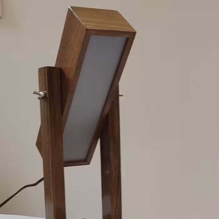 چراغ مطالعه چوبی ساخته شده از چوب گردو .با چراغ های led