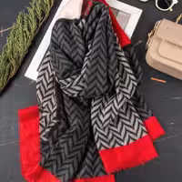 
شال  موهر گرم و لطیف  
چاپ دورو  
موجود در 6 رنگ 
کیفیت بینظیر  