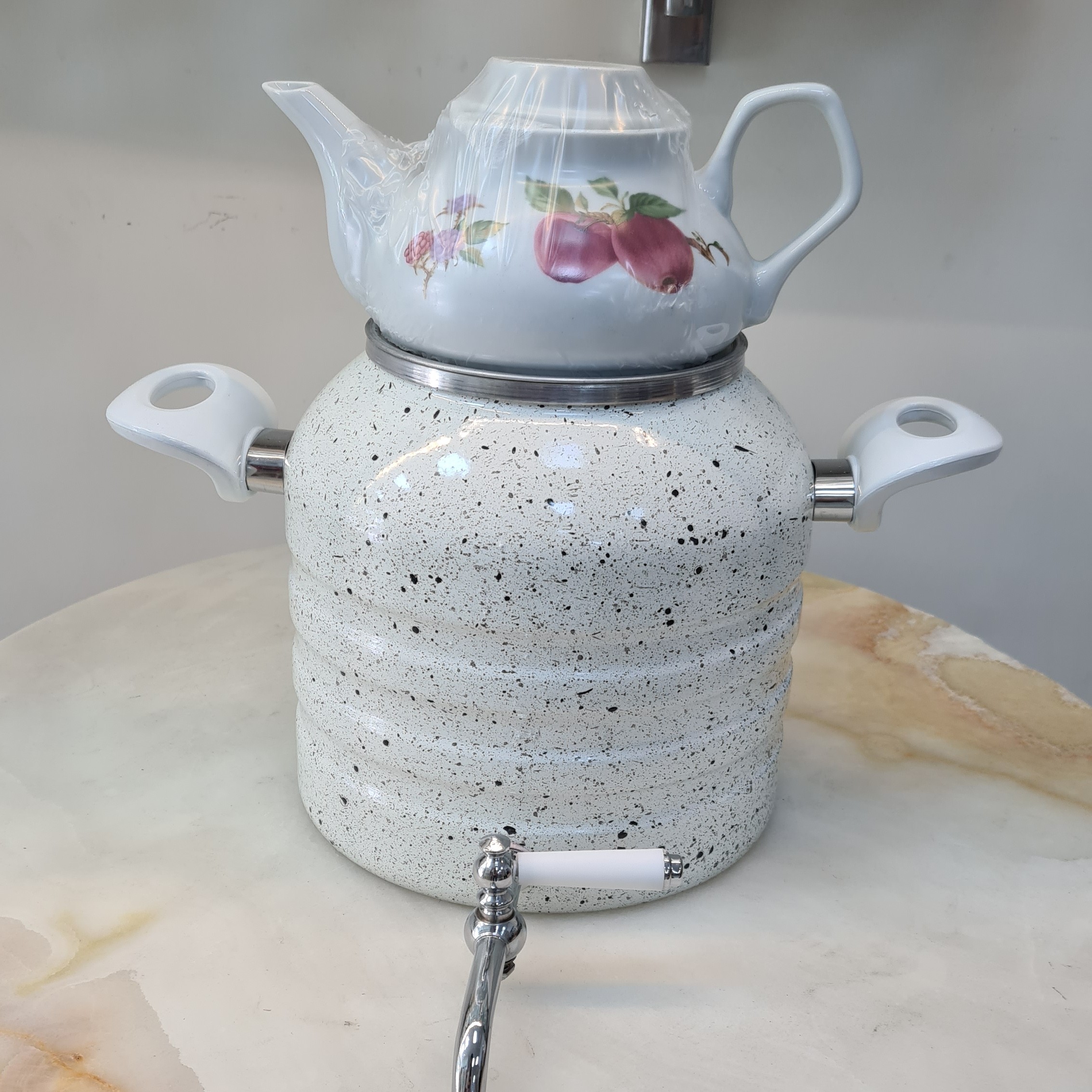 کتری روگازی شیردار رنگ سفید دارای قوری چینی حجم 4 لیتری