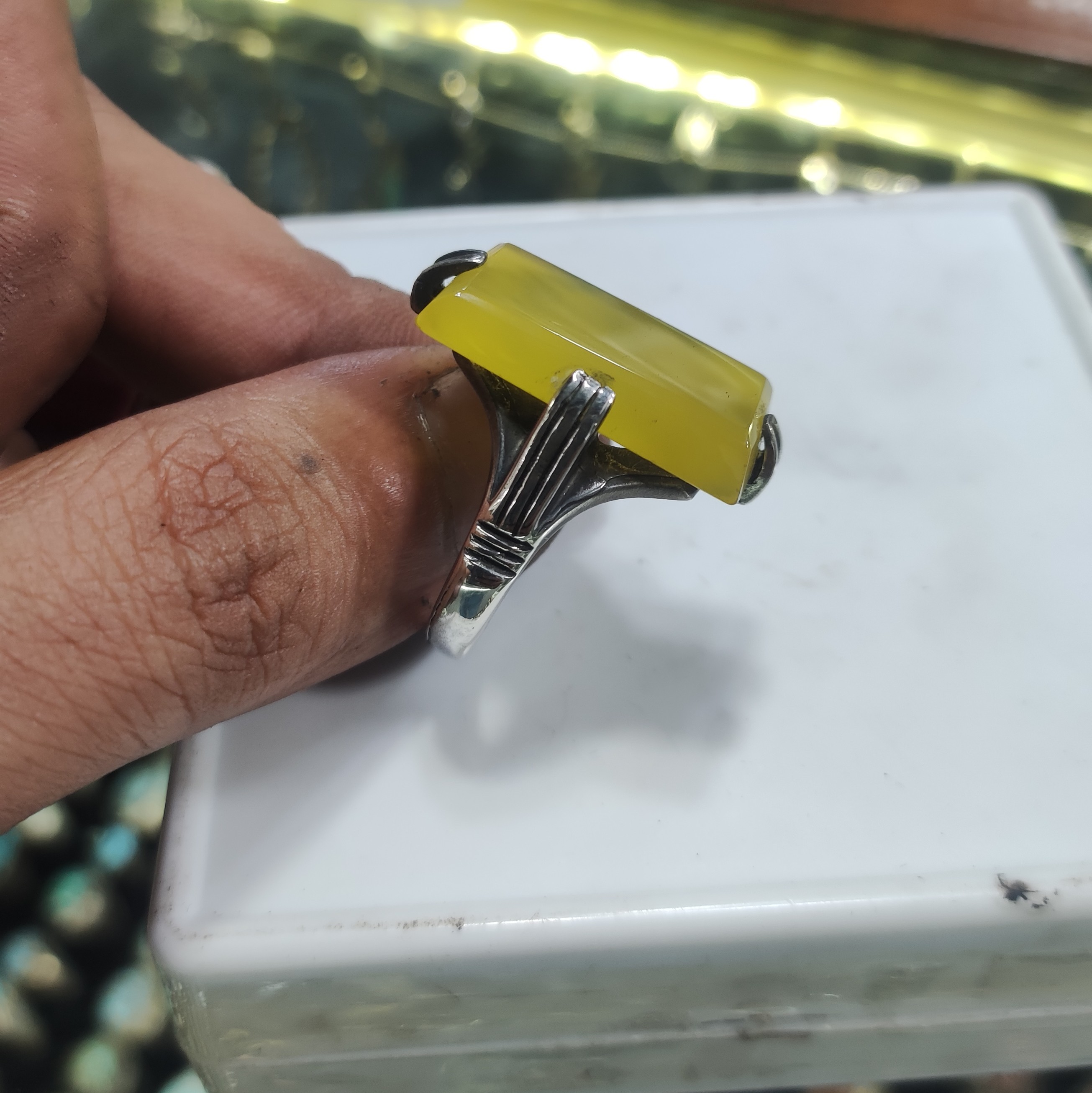 انگشتر عقیق زرد نقره عیار 925 با رکاب چهارچنگ بسیار پرطرفدار و زیبا همراه با دعای شرف الشمس کد A01
