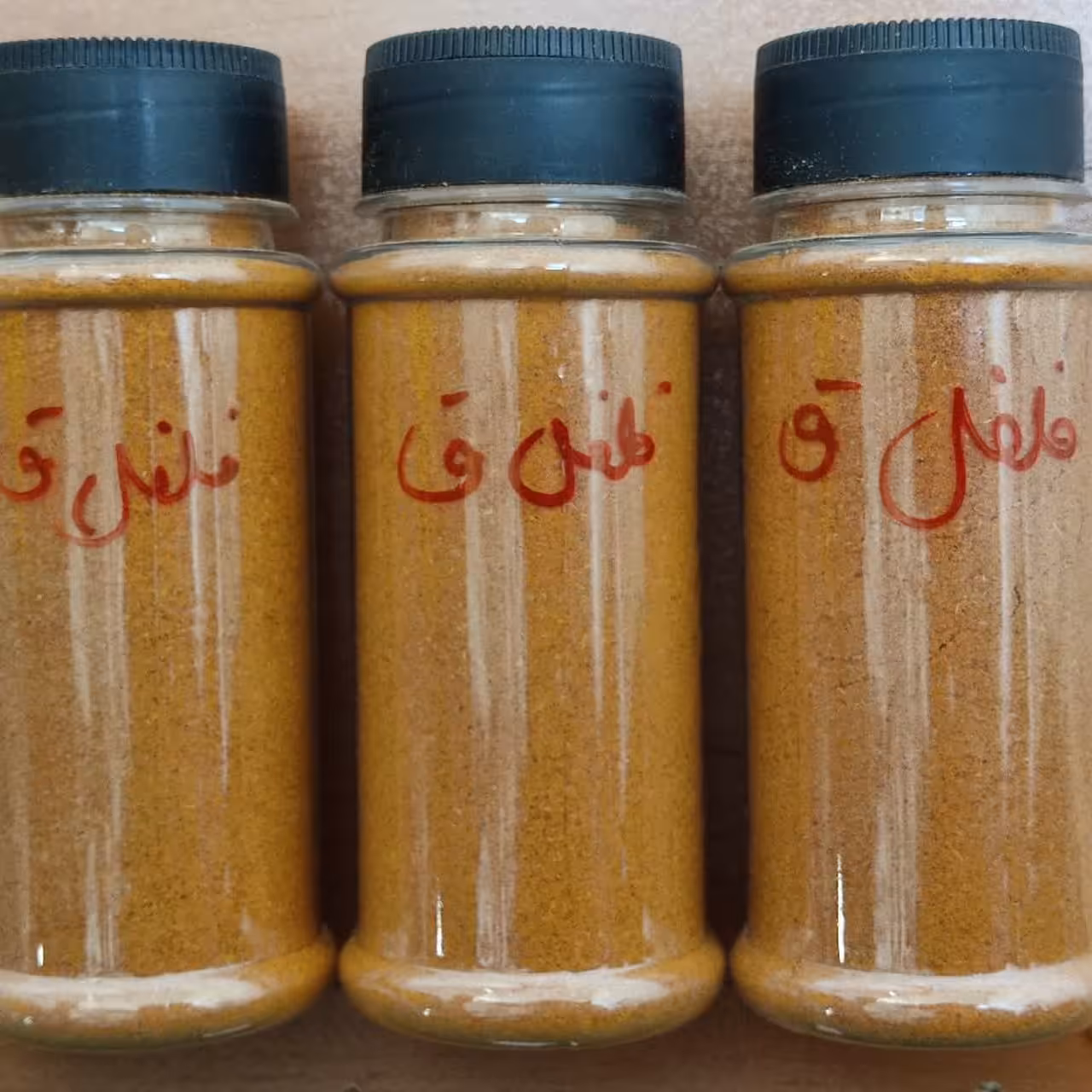 پودر فلفل قرمز در ظرف ادویه پاش90گرم