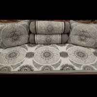 شاهنشین 5 تکه شامل یک تشک و دو عدد پشتی مربعی و دو عدد پشتی گرد 
سایز تشک 70 در 180 می باشد 
تشک با یک لایه نمد صنعتی ک