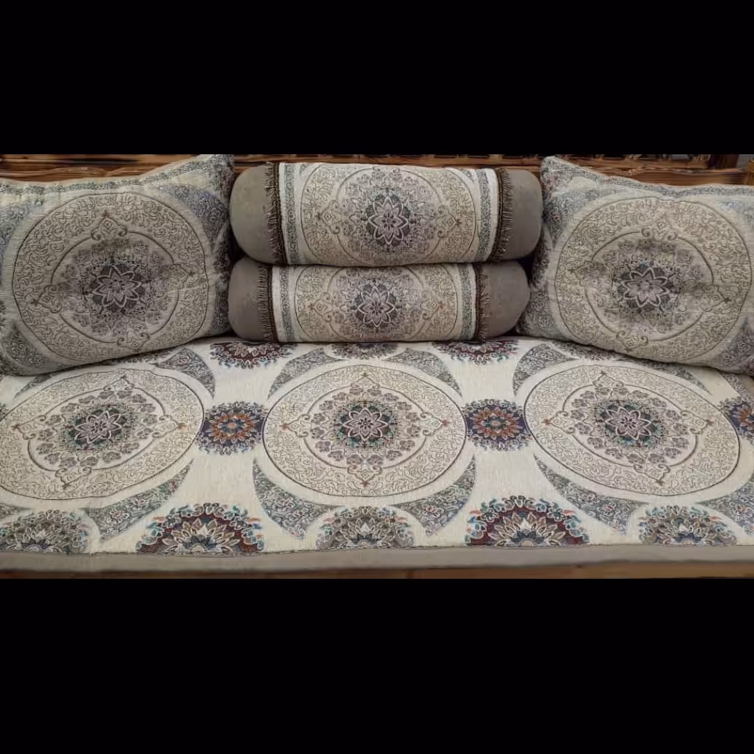 شاهنشین 5 تکه شامل یک تشک و دو عدد پشتی مربعی و دو عدد پشتی گرد 
سایز تشک 70 در 180 می باشد 
تشک با یک لایه نمد صنعتی ک