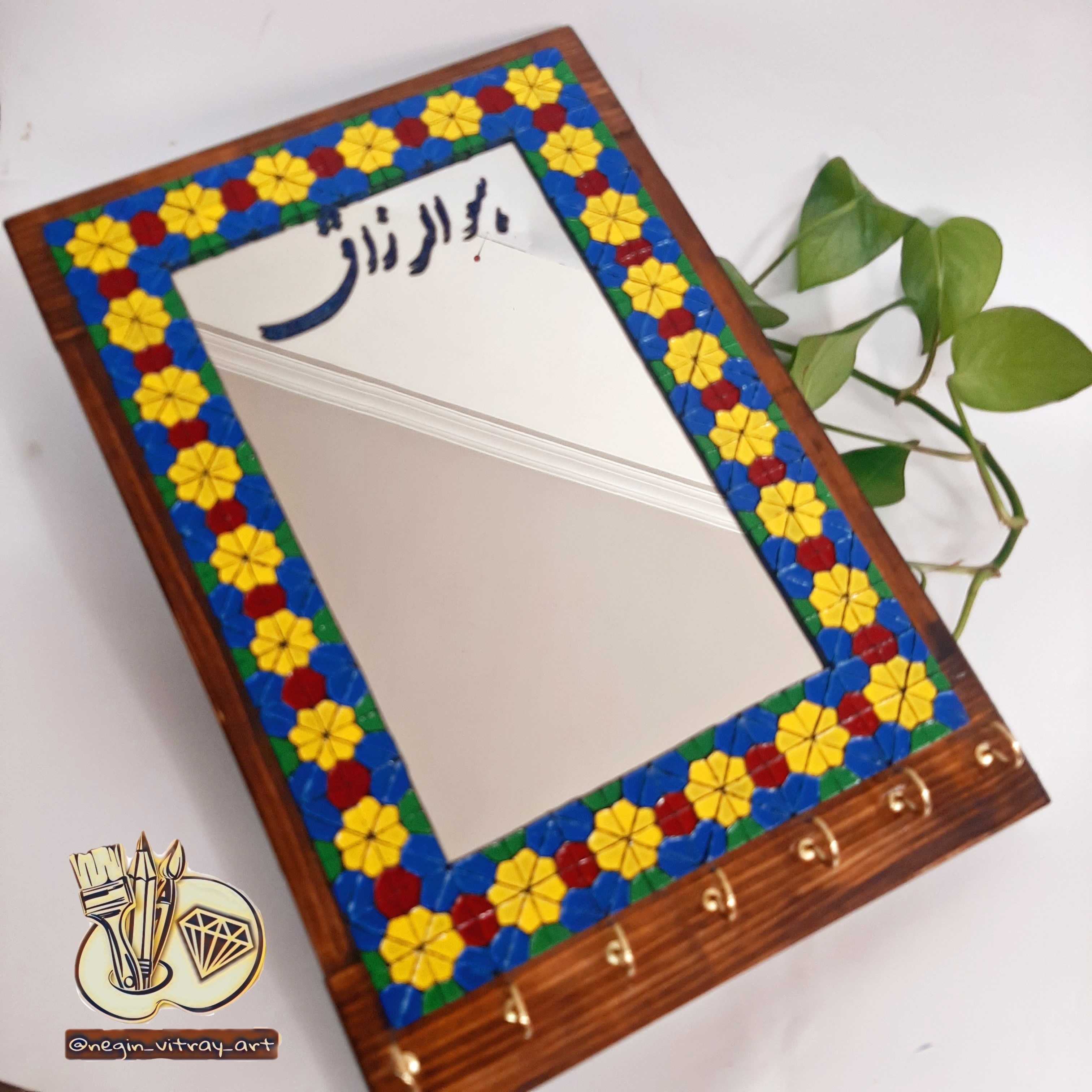 آینه و جاکلیدی یا جا سوییچی دیواری
ابعاد 20 در 30 سانتی متر
کار شده روی چوب طبیعی و آینه