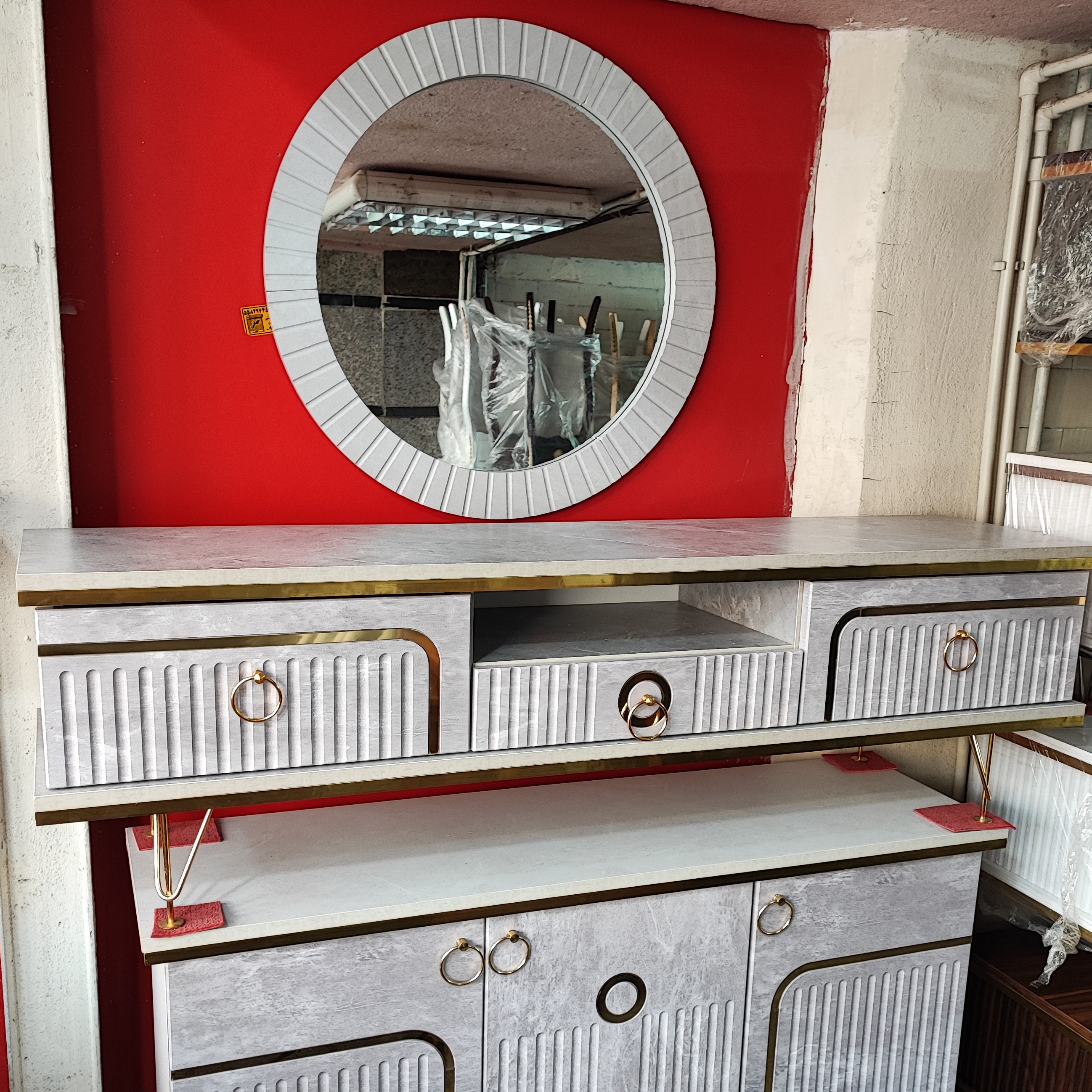 ست کامل کنسول و میز تلویزیون و آیینه درب ام دی اف رنگ بندی دارد(ارسال با باربری و پس کرایه میباشد )