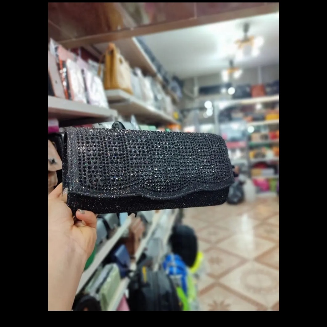 کیف مجلسی داخل کیف یه زیپ بند زنجیر طلایی رنگ مشکی موجود