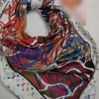 روسری نخی دور دست دوز قواره 140 بزرگ طرح LV ایستایی عالی روی سر کیفیت عالی  شال و روسری ماه تی تی  214