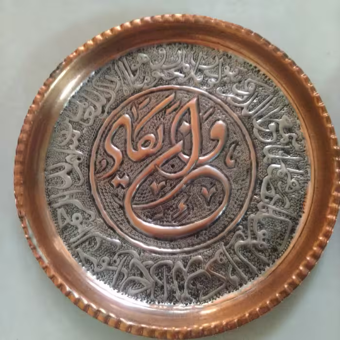 دیوارکوب مسی قطر 28 سانتیمتر کاملا برجسته و تماما کار دست 
