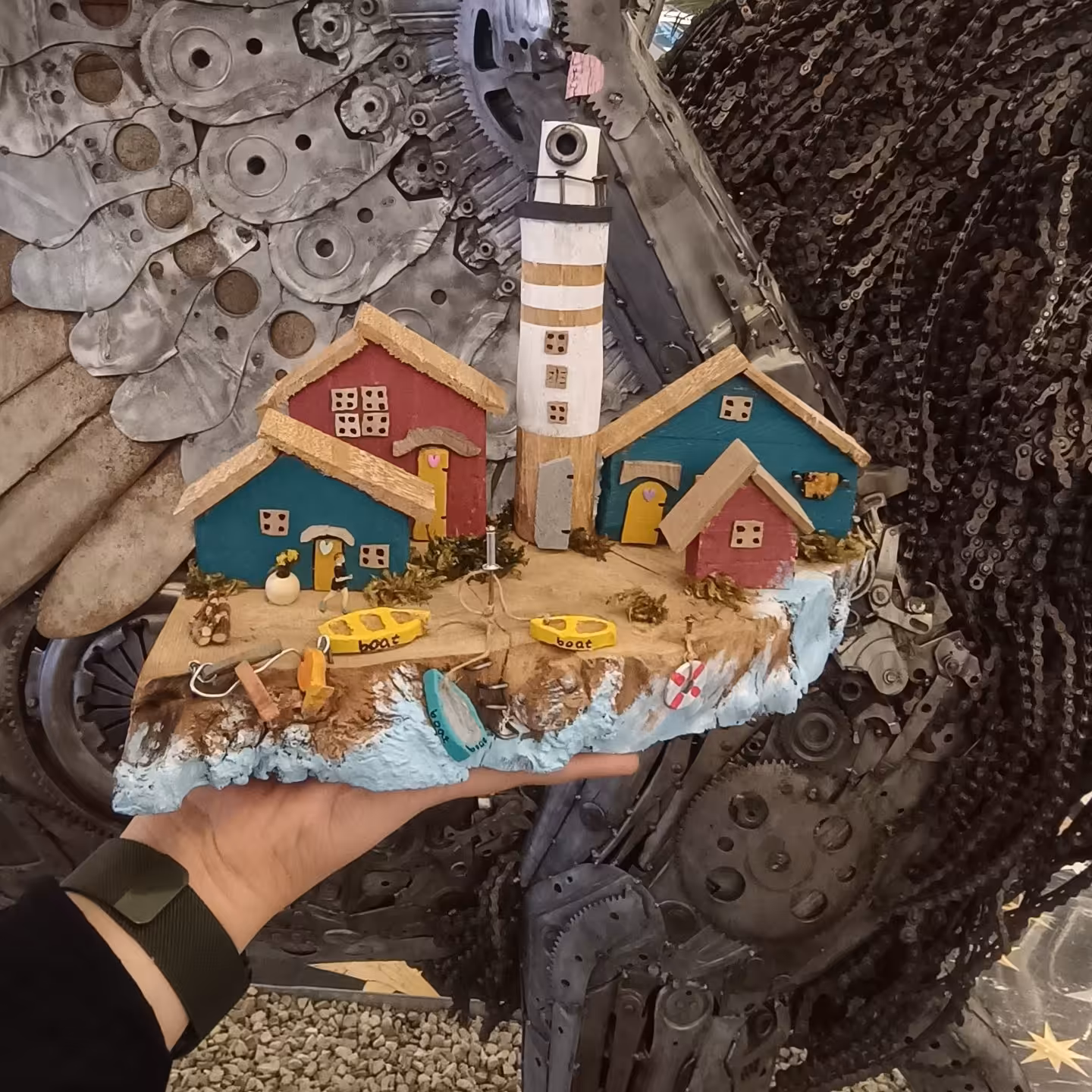 🏝️ جزیره مینیاتوری کلبه ای /😊همه ی اجزای محصول دستساز می‌باشند /🎨بارنگ های آکریلیک مخصوص چوب /📌