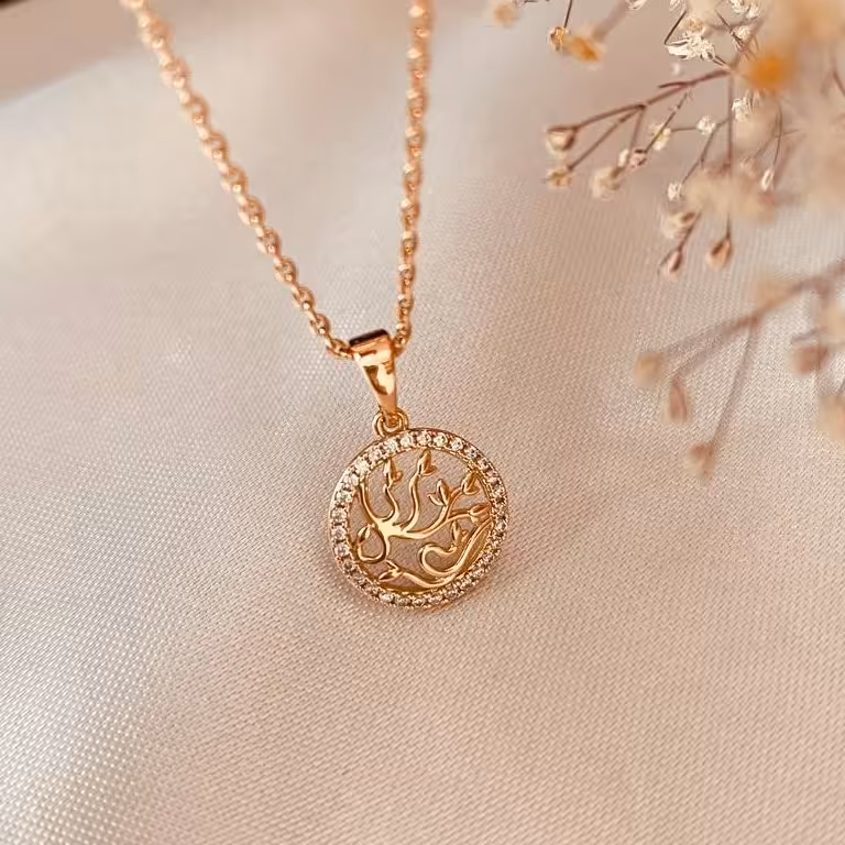 پلاک دایره ای با طرح برگ نگین دار ژوپینگ رنگ ثابت و ضد حساسیت با نگین های مخراج شده