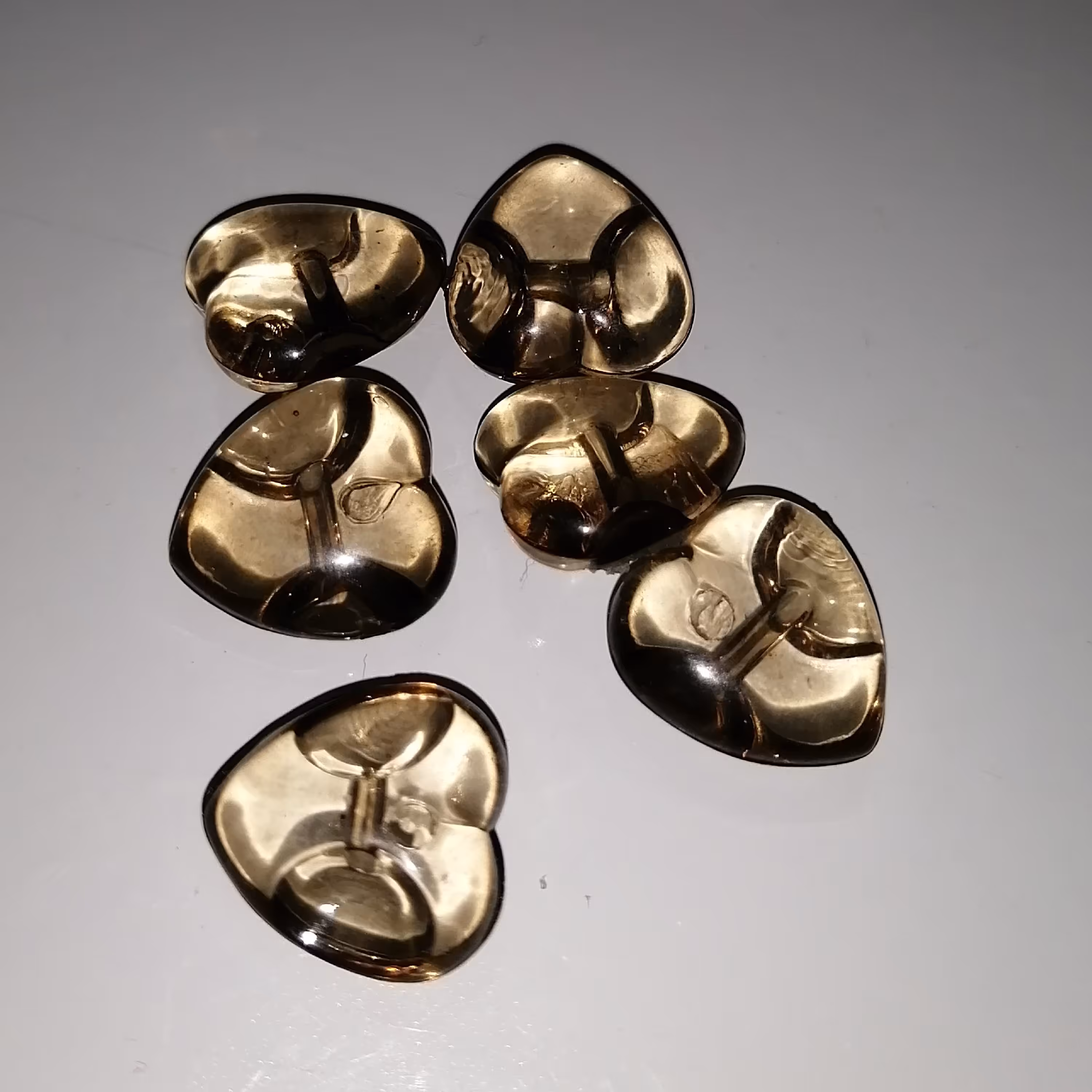 دکمه لباس طرح قلب شیشه ای  قهوه ای بسته 6عددی 