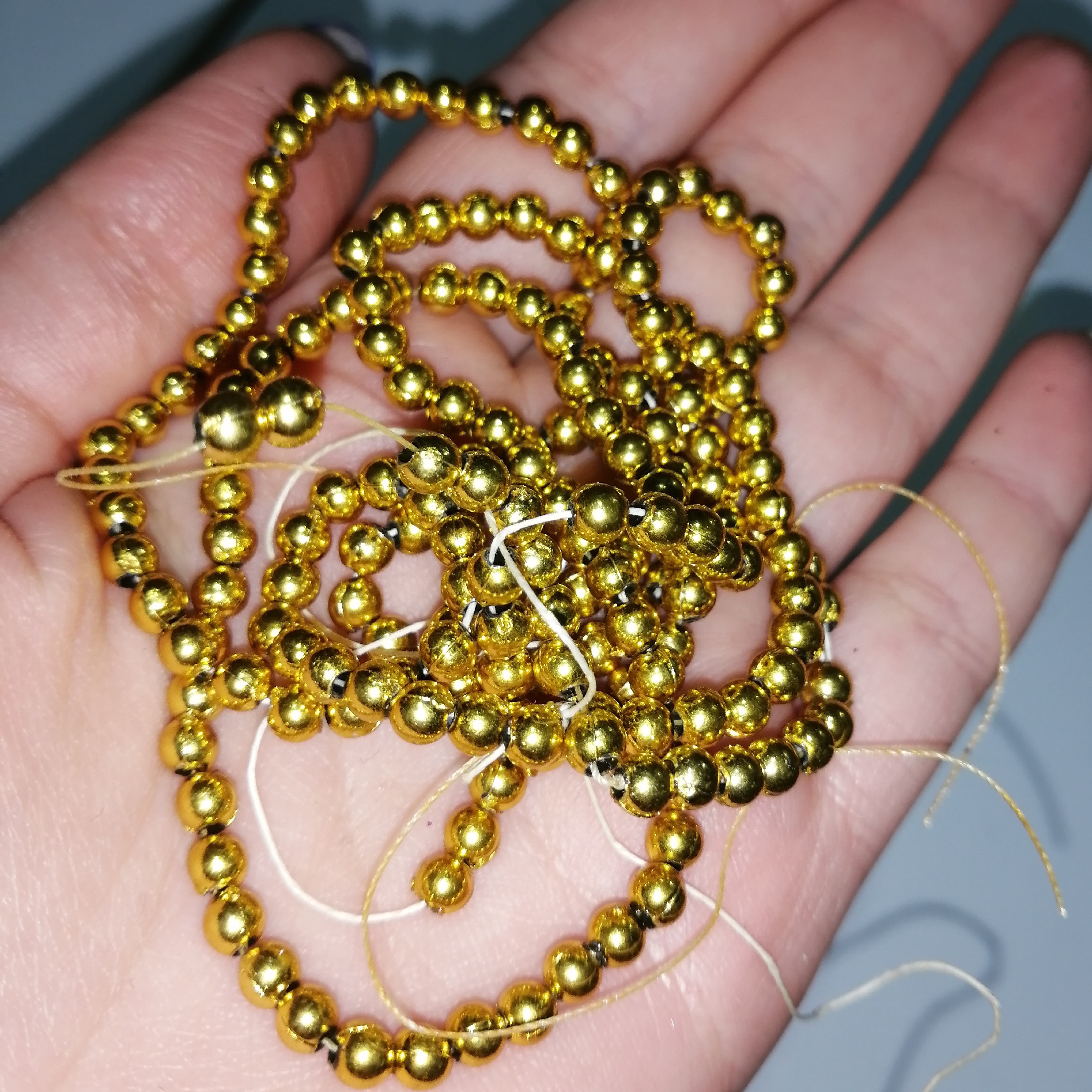 ریسه مروارید کوچک طلایی پلاستیک حدودا 200 عددی 