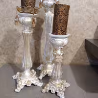 شمعدان پلی استر پتینه شده ست سه تایی ارتفاع پنجاه و چهل و سی سانت قابل اجرا در رنگ و پتینه دلخواه بدون زنبق و اویز 