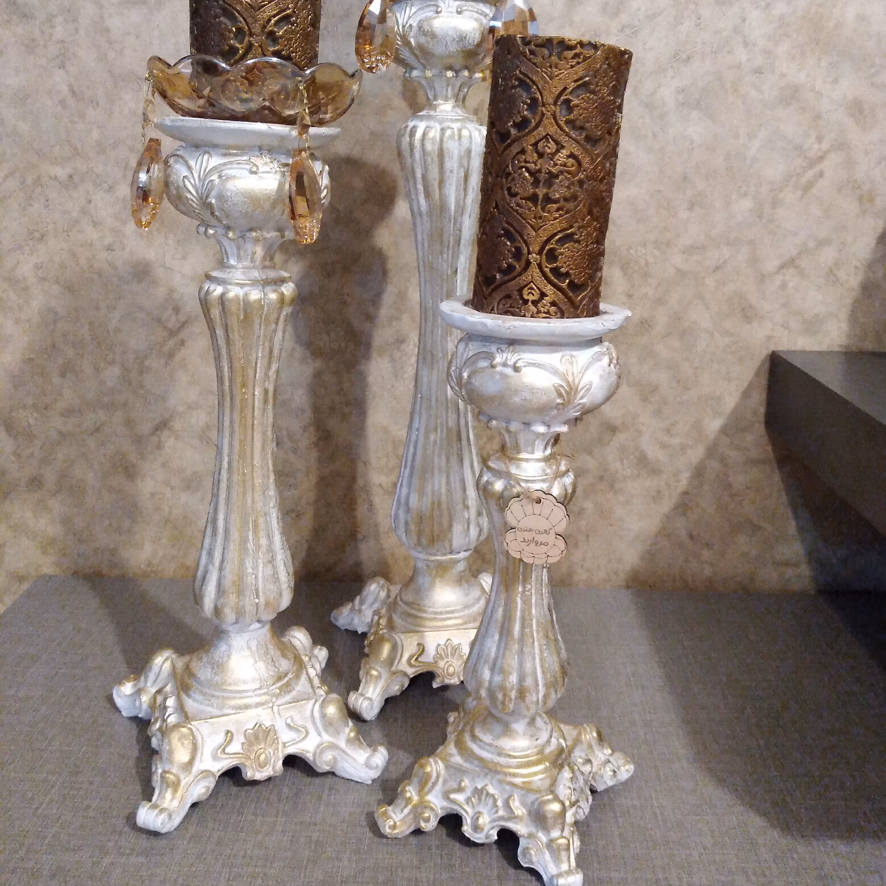 شمعدان پلی استر پتینه شده ست سه تایی ارتفاع پنجاه و چهل و سی سانت قابل اجرا در رنگ و پتینه دلخواه بدون زنبق و اویز 