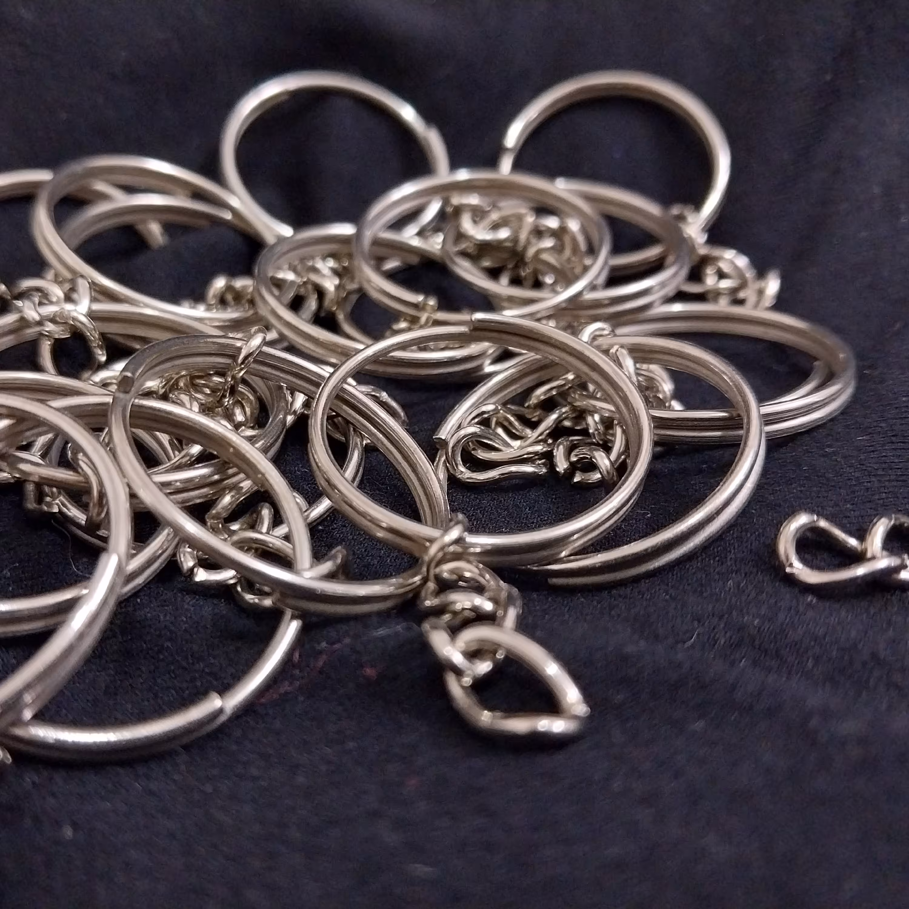 حلقه جاکلیدی پک پنجاه تایی زنجیر دار فلزی 28 میل نقره ای جنس خوب جاسوییچی عمده