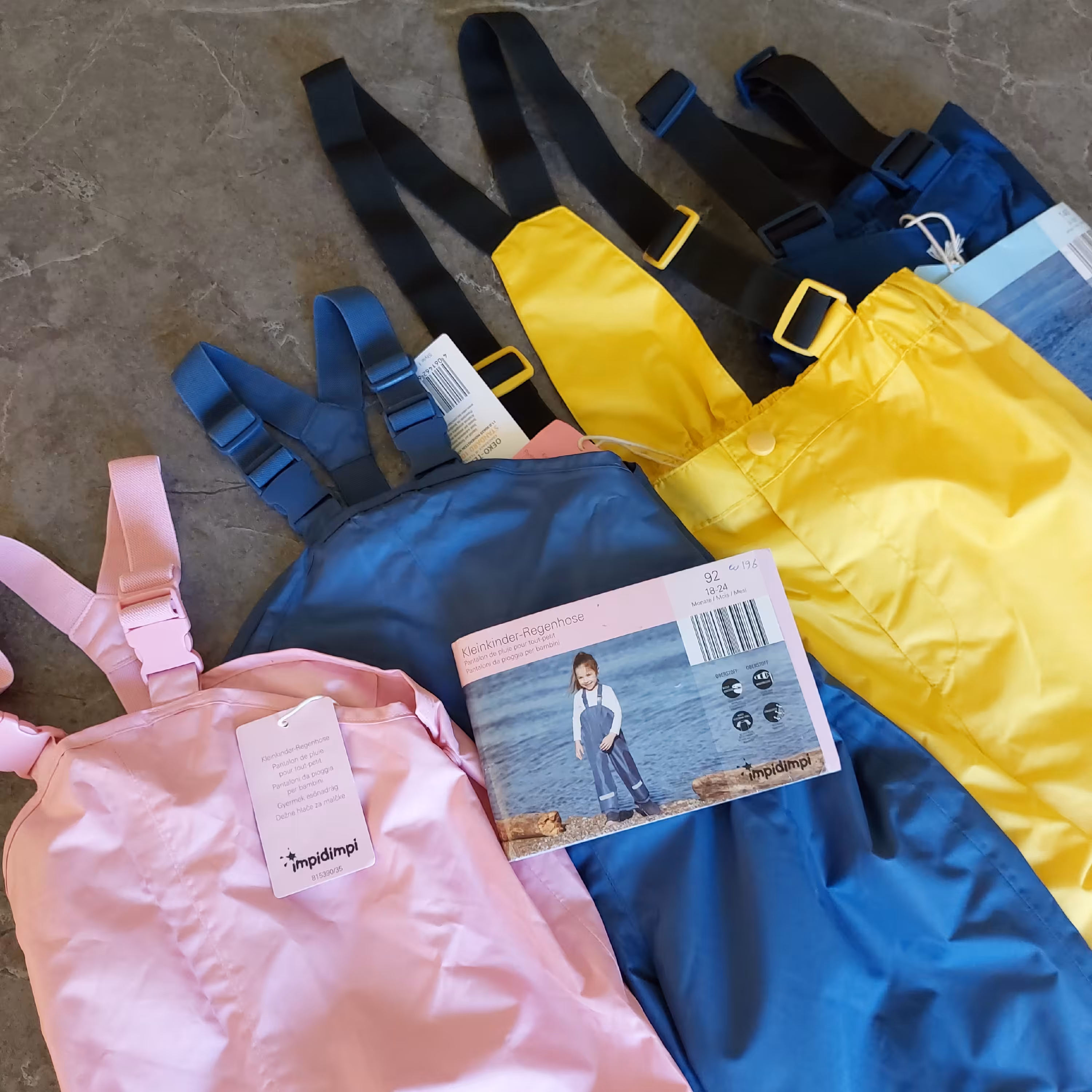 بارانی شیلد سرهمی ضد آب بچگانه برای گلبازی و باران و برف یا استفاده در محیط آزاد از سن 1 سال تا 11 سال موجود است 