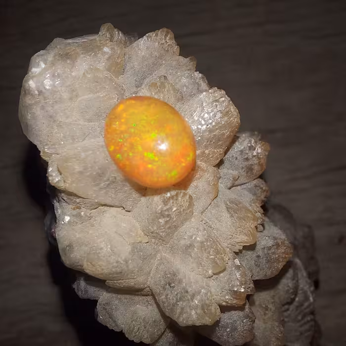 نگین اپال زیبای اتیوپی با تلائلو زیبا و چشمگیر 