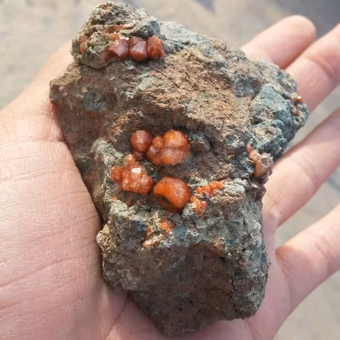 نمونه فوق کلکسیونی غولپیکر آنالیسم سرخ پر بلور درشت روی بستر  محشر بسیاااا ار زیبا 100 در 100 طبیعی خارق العاده