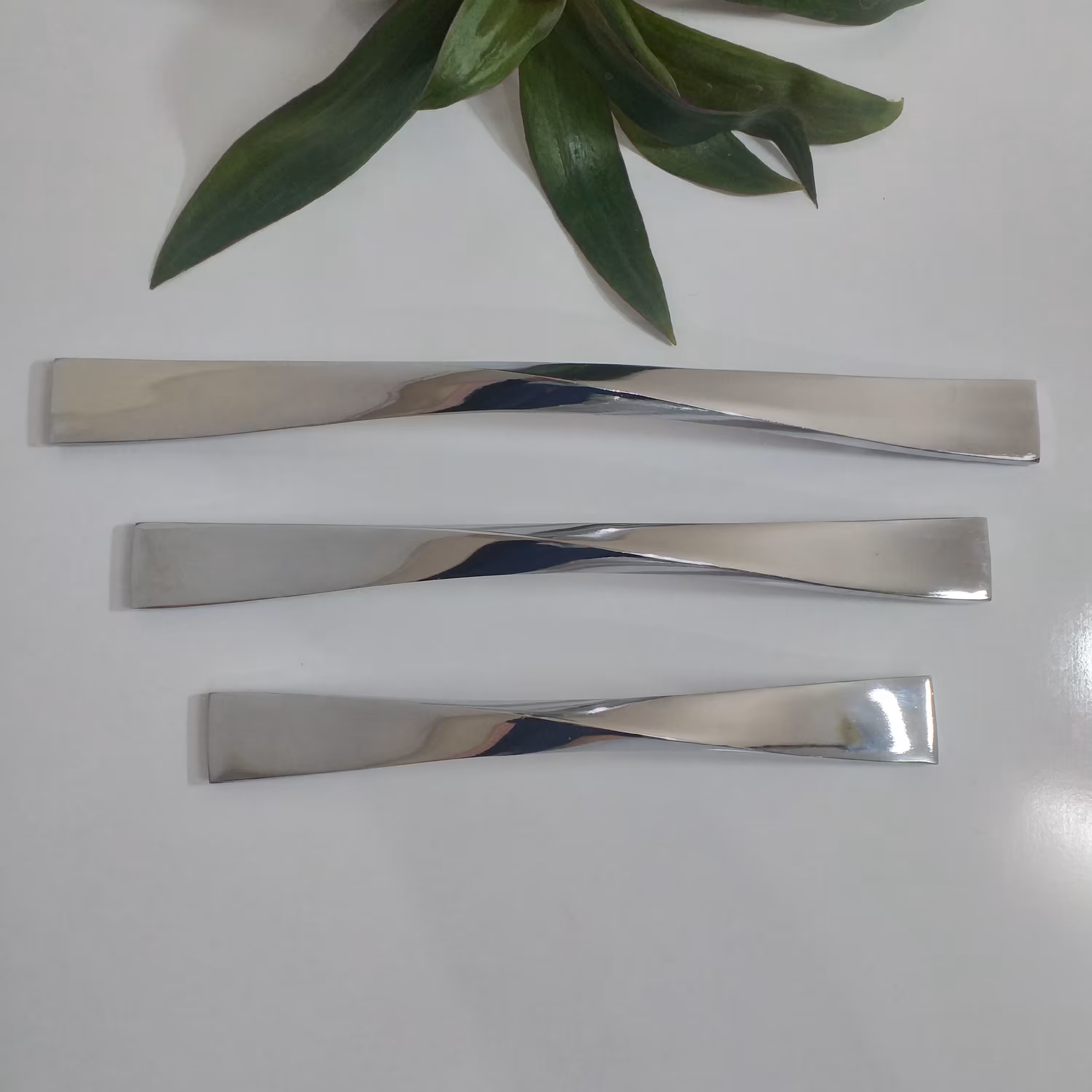 دستگیره کابینت نقره ای پاپیونی سایز 160