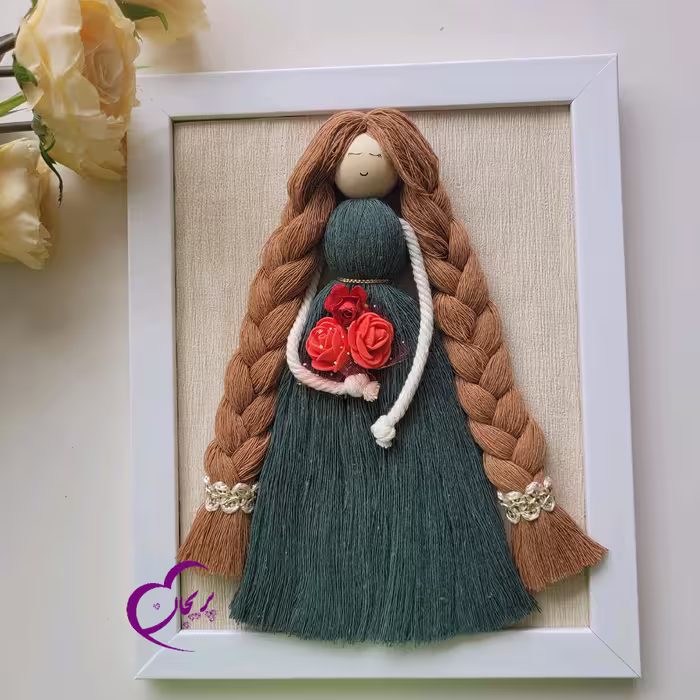 قاب عروسک مکرومه مو بافته دستساز پریجان (پس کرایه)