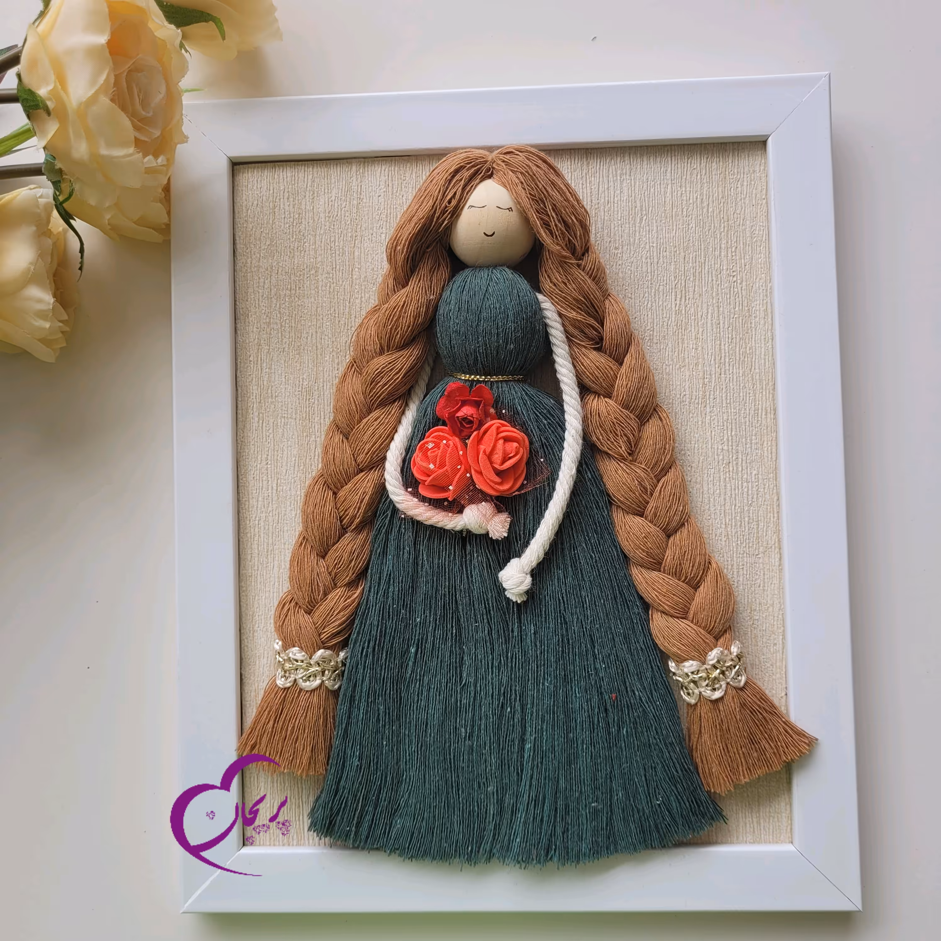قاب عروسک مکرومه مو بافته دستساز پریجان (پس کرایه)