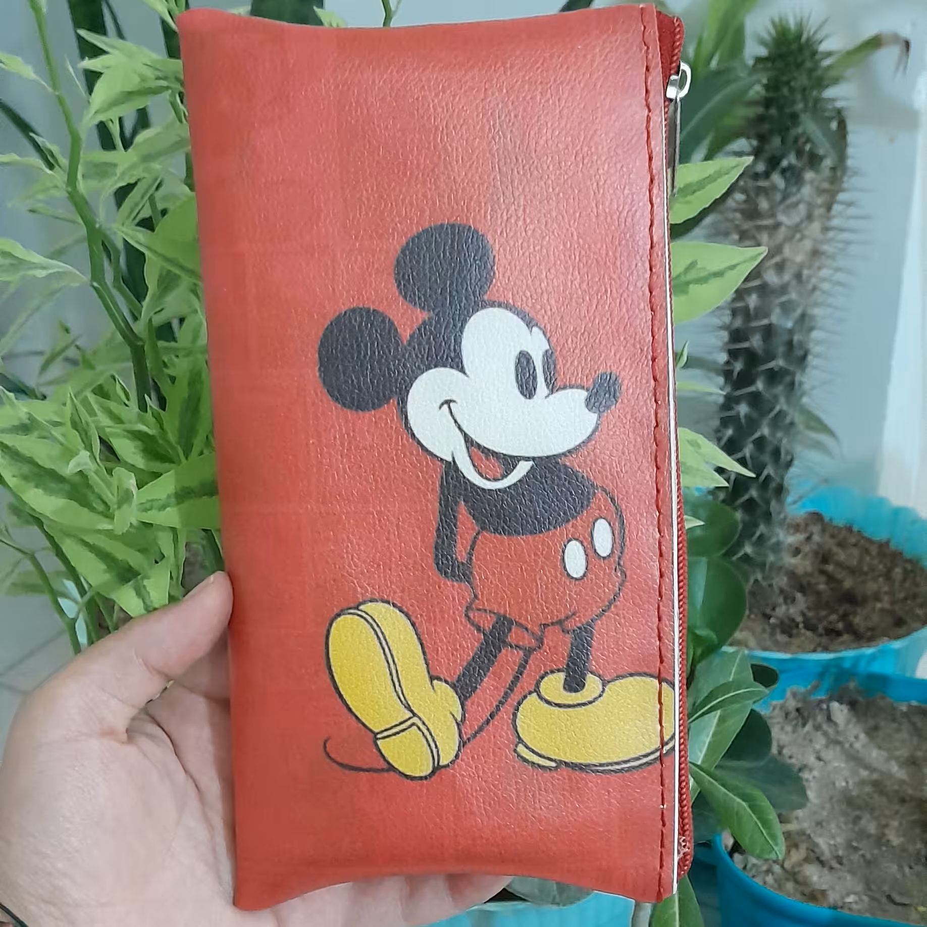 کیف پول،آرایش،گوشی...