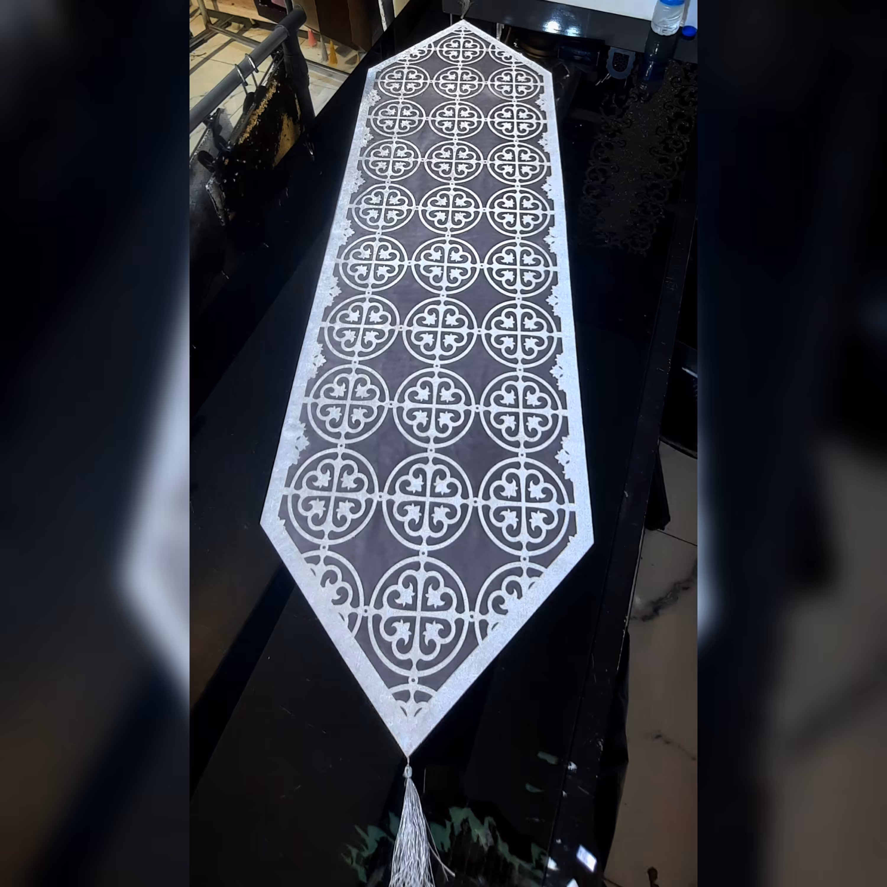 ست کامل رومیزی مخمل دوبل طرح کویین رنگ طوسی