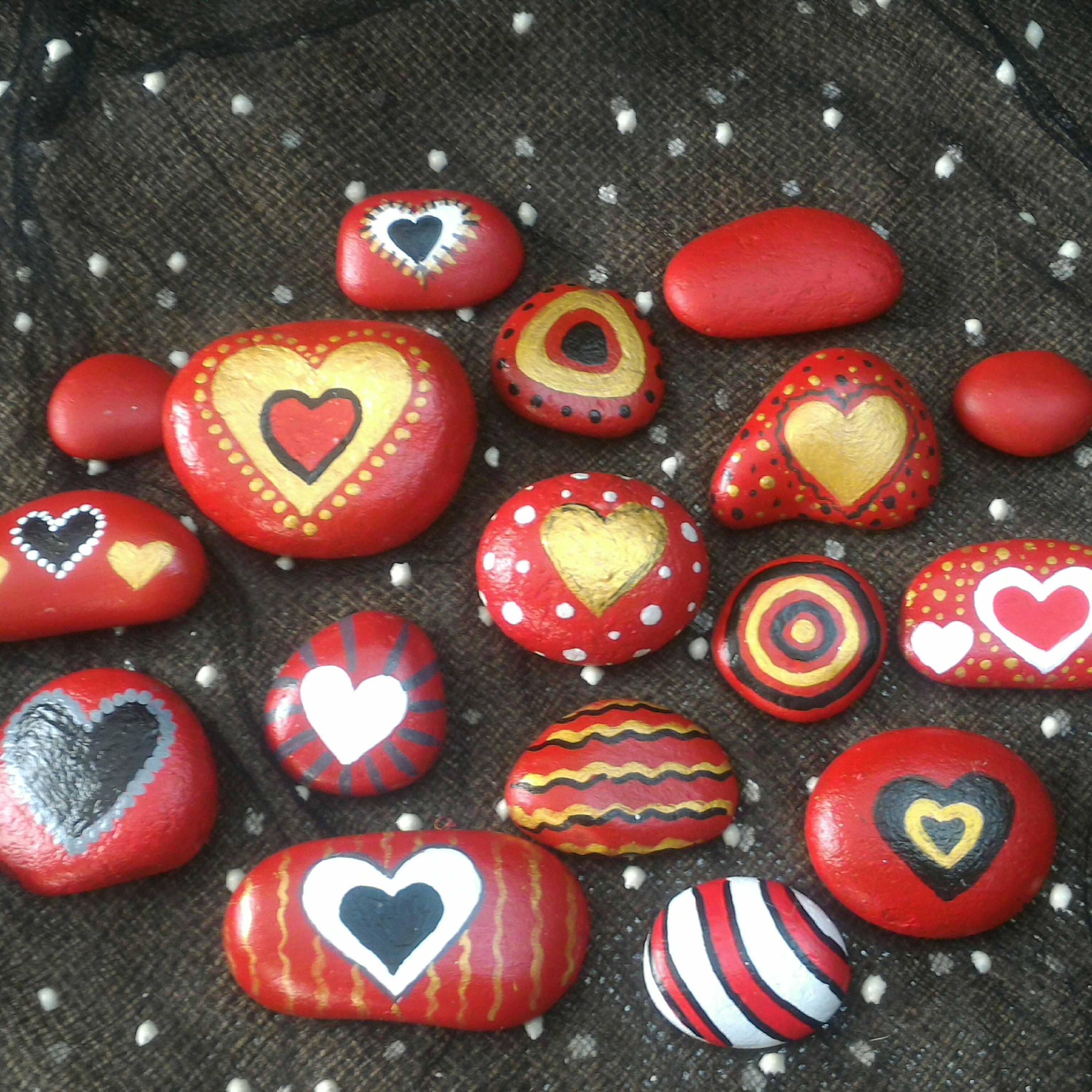 سنگ های نقاشی شده با اکریلیک در اندازه های متفاوت.....