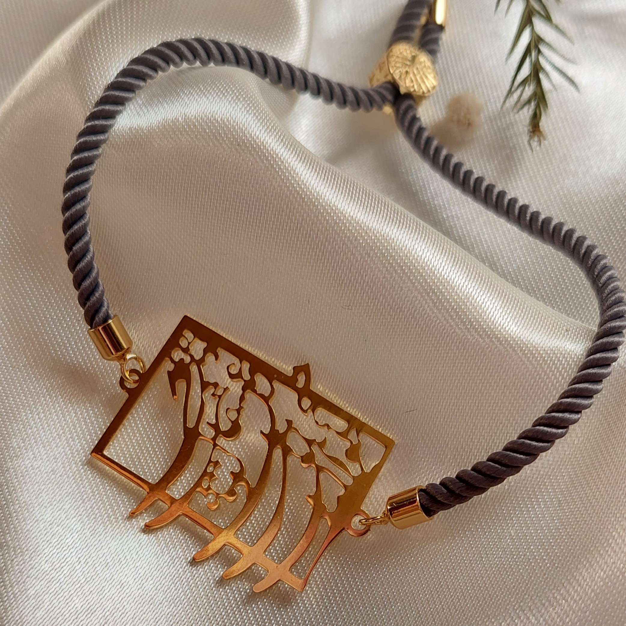 دستبند زیبای شعر،    این همه عشق های کوتاه و      این تحمل های طولانی،   با بند آسانسوری