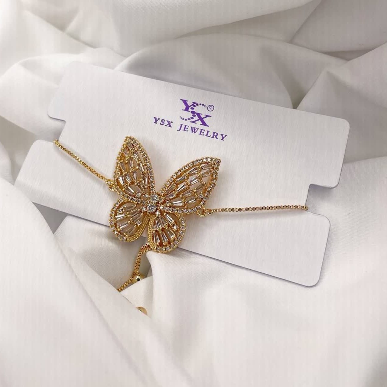 دستبند پروانه طلایی جواهری خاص طرح طلا.کد 200220300.جنس استیل.رنگ ثابت