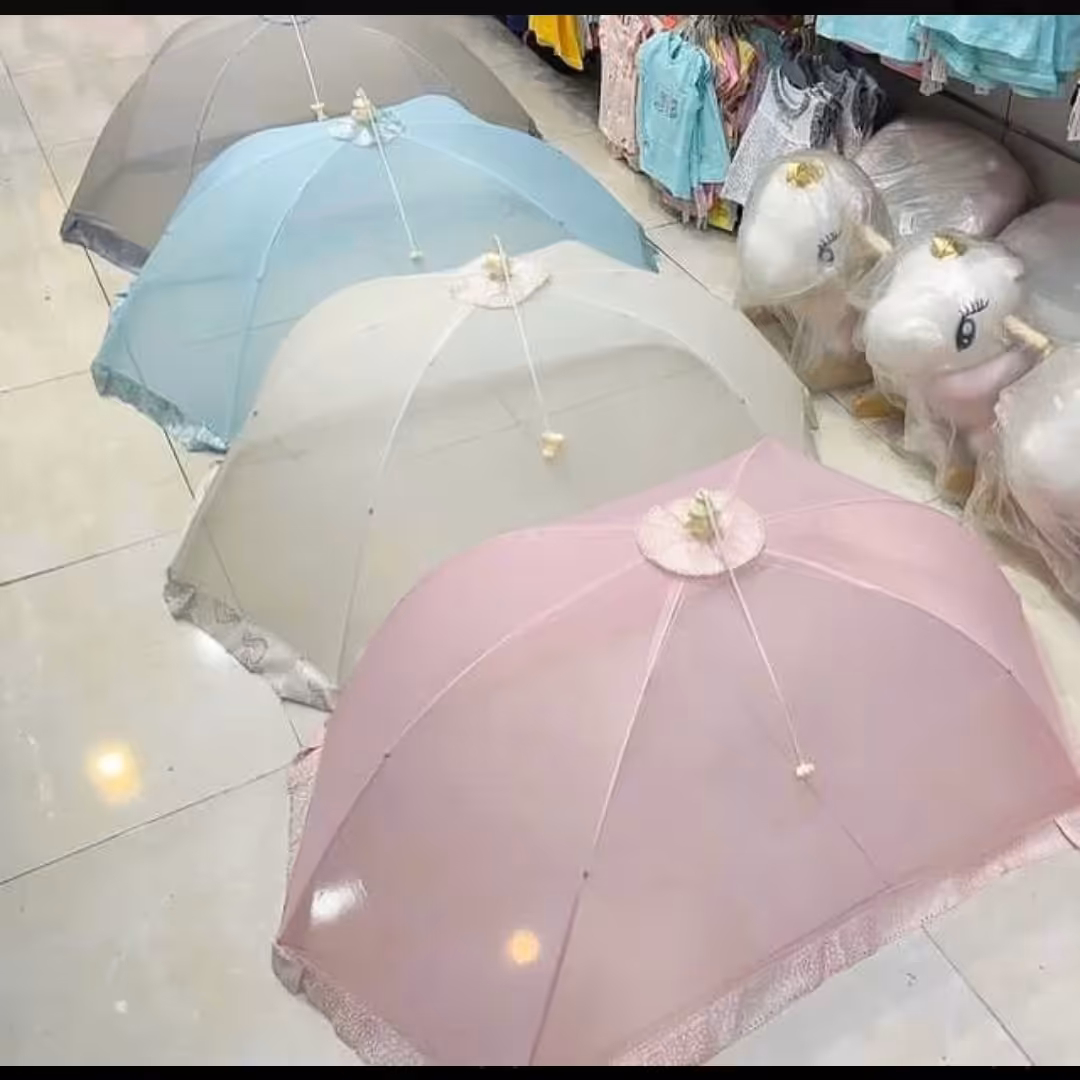 پشه بند چتری نوزادی دارای رنگ بندی جذاب آبی و صورتی و طوسی و آسان باز شو و هم آسان جمع می شود 