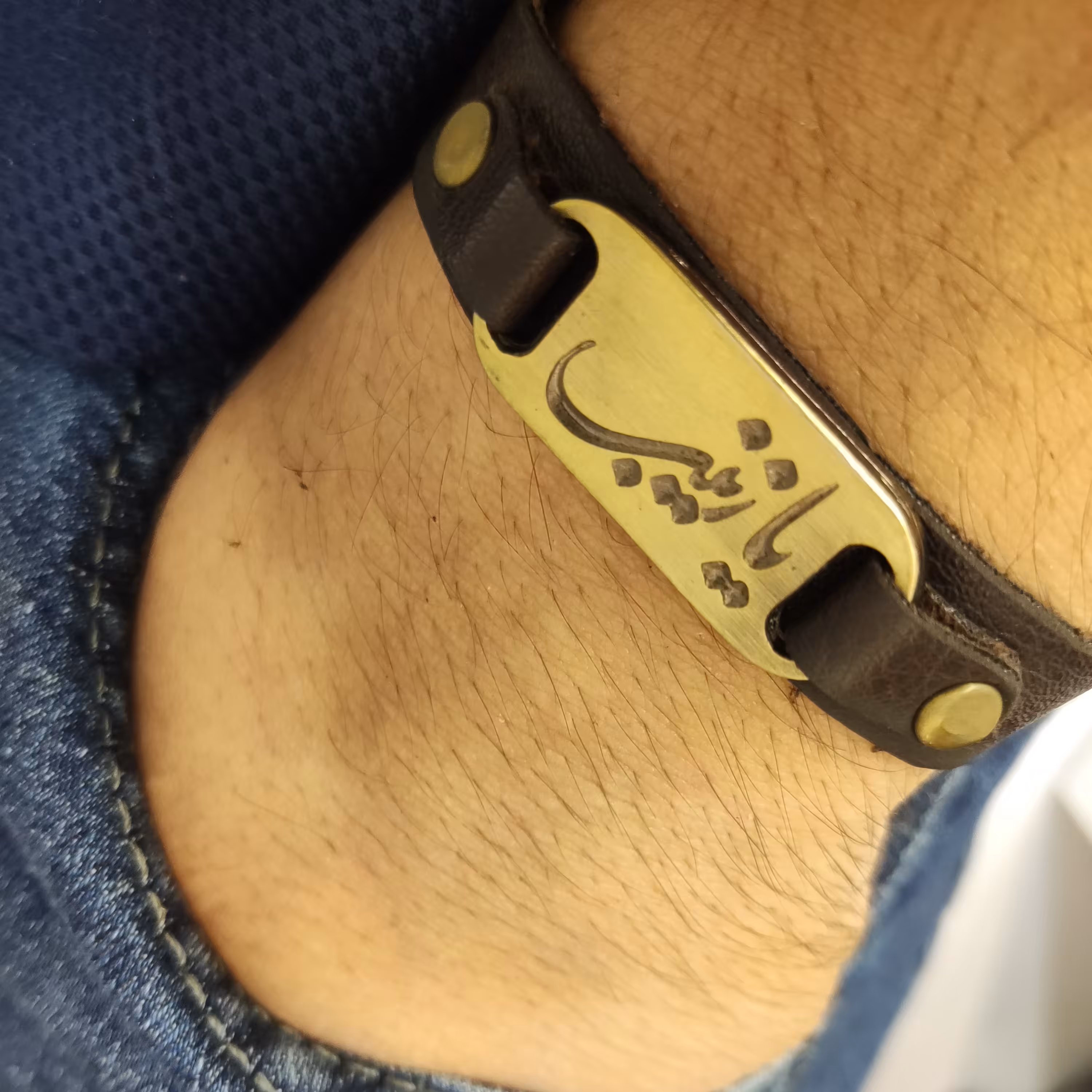 دستبند چرمی یازینب  دکمه ای پلاک برنجی 