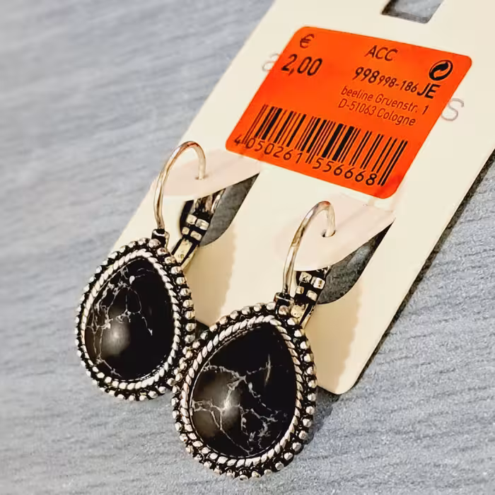 گوشواره سنگ مشکی بسیار زیبا و خاص اتصال راحت در گوش.سبک و نمادار...روزانه بدلیجات 50 درصد تخفیف رو استوری میکنیم.