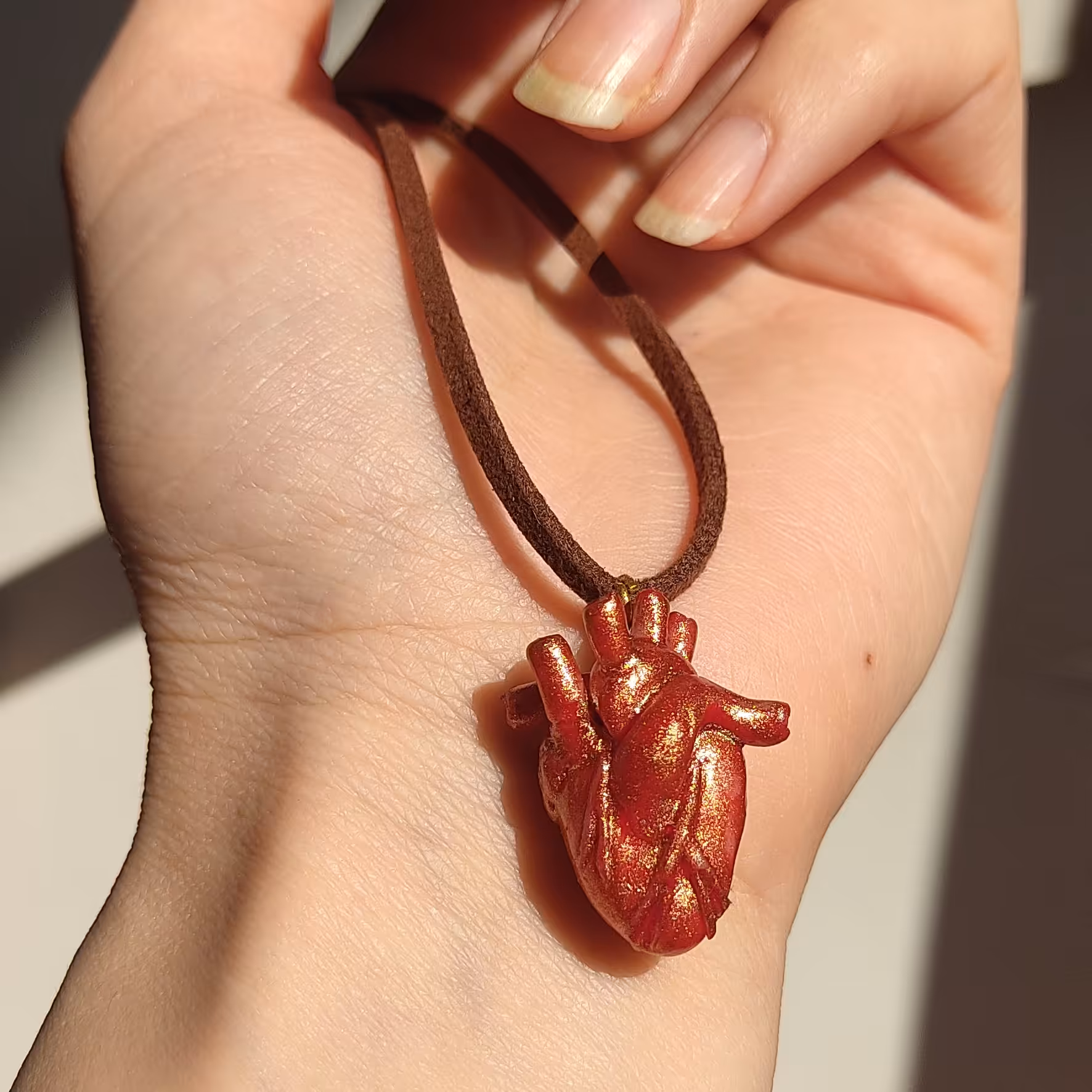 گردنبند قلب آناتومیک قرمز طلایی با بند چرمی ( قلب آناتومی، قلب واقعی ، قلب انسان، قلب طبیعی ، هدیه پزشکی ، کادو پزشک )