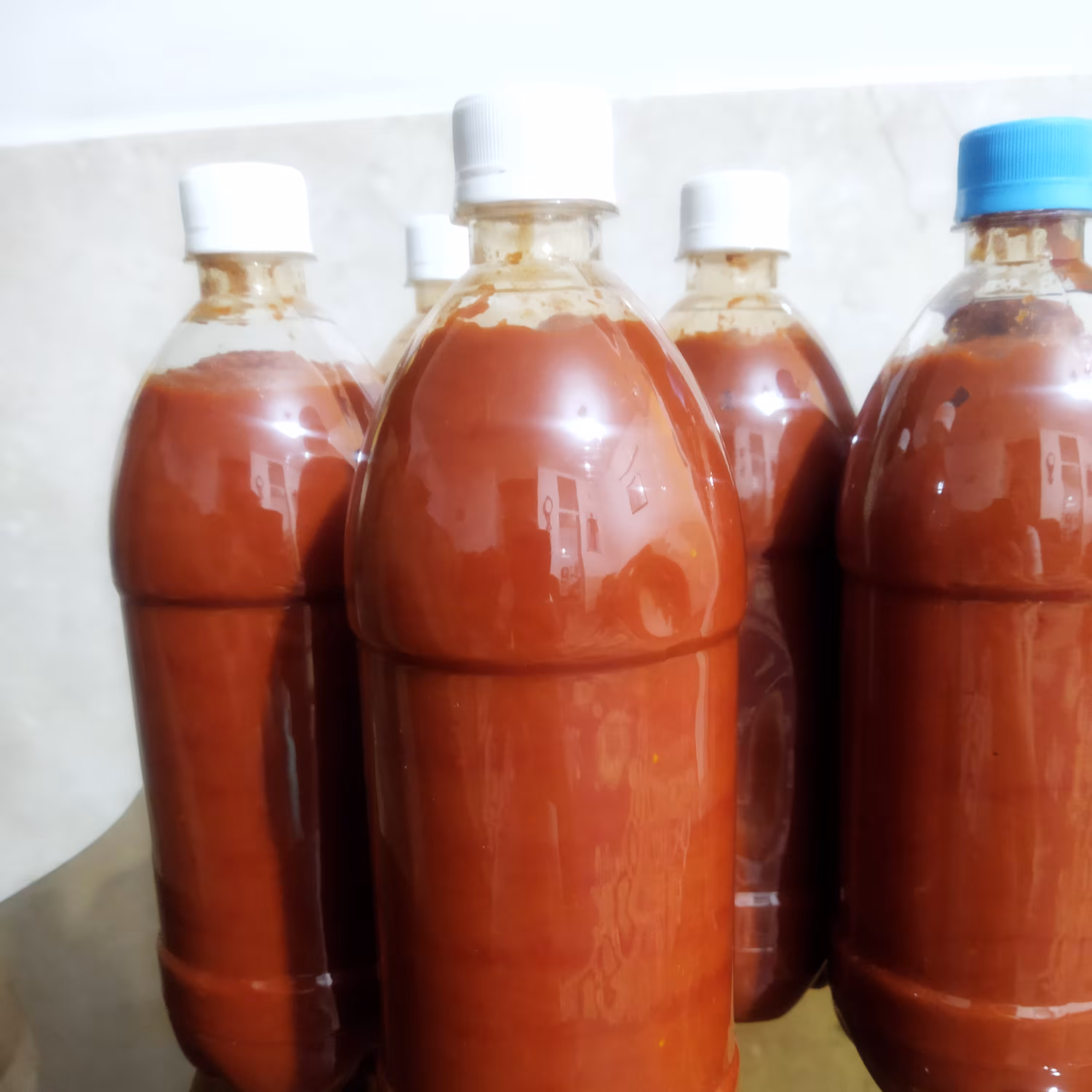 رب گوجه  پلمپ  خانگی امساله  1کیلویی  بسیار تمیز و خوشمزه 