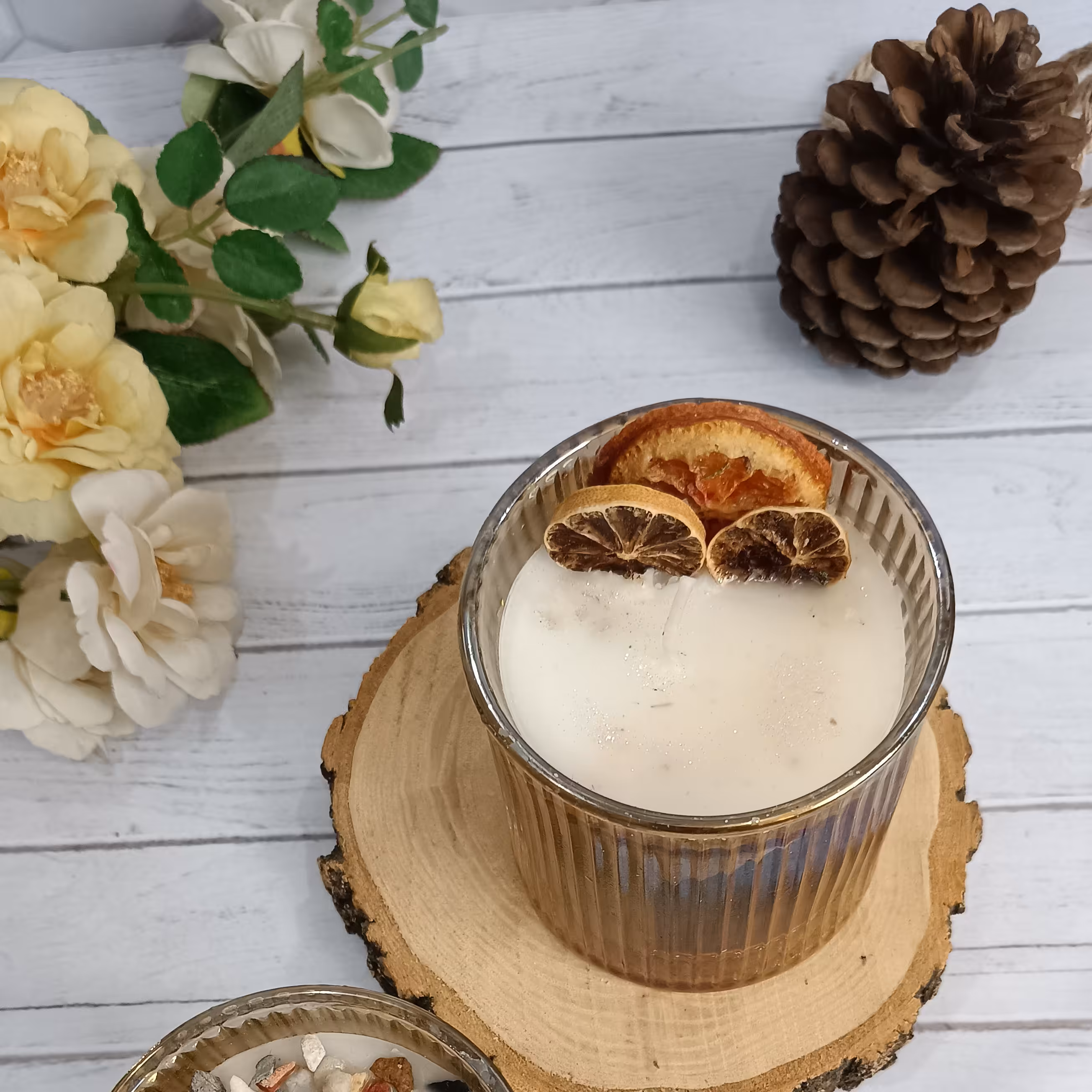 لیوان شیار دار شبرنگی باتزیین پرتقال و لیمو عمانی رنگ شمع سفید عطری