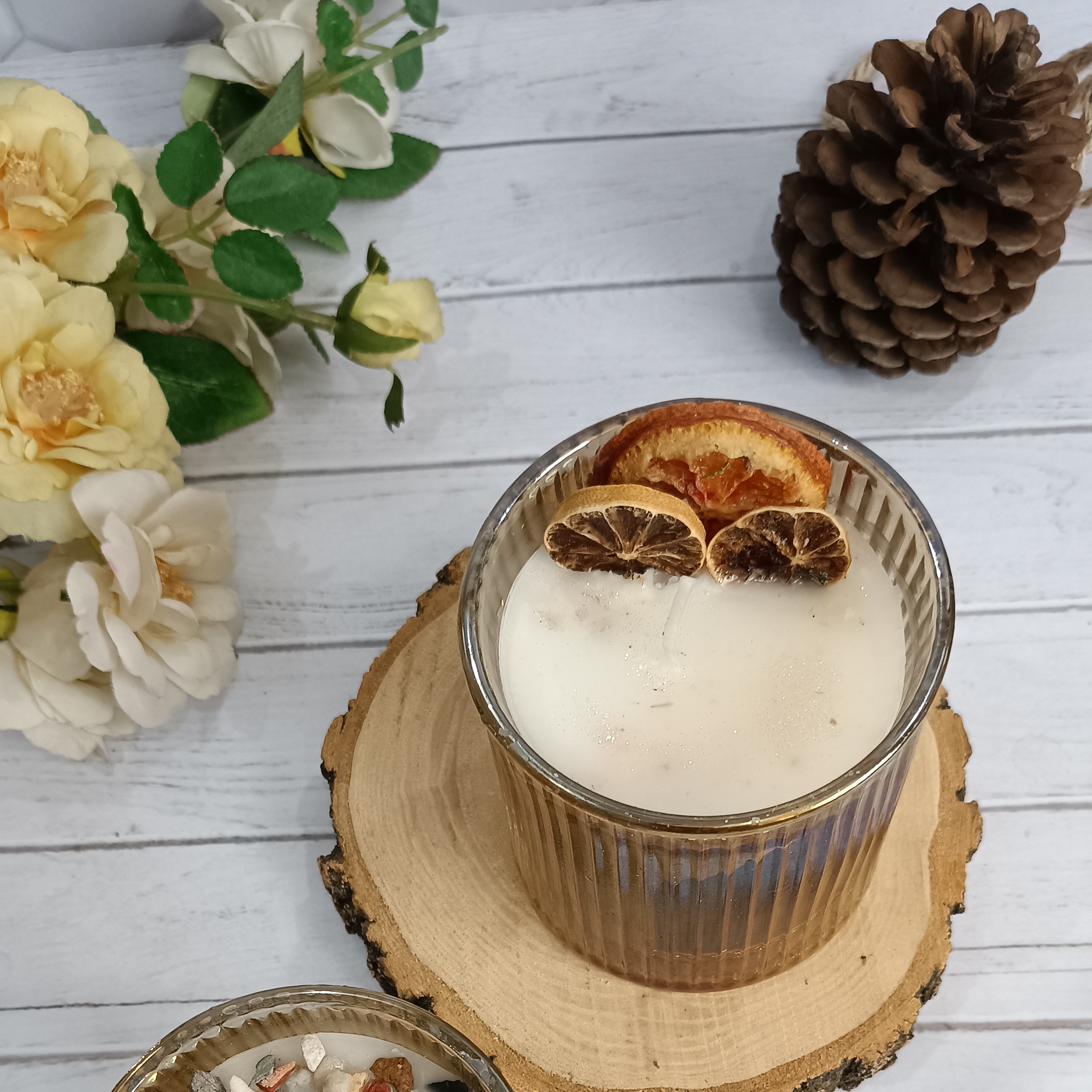 لیوان شیار دار شبرنگی باتزیین پرتقال و لیمو عمانی رنگ شمع سفید عطری